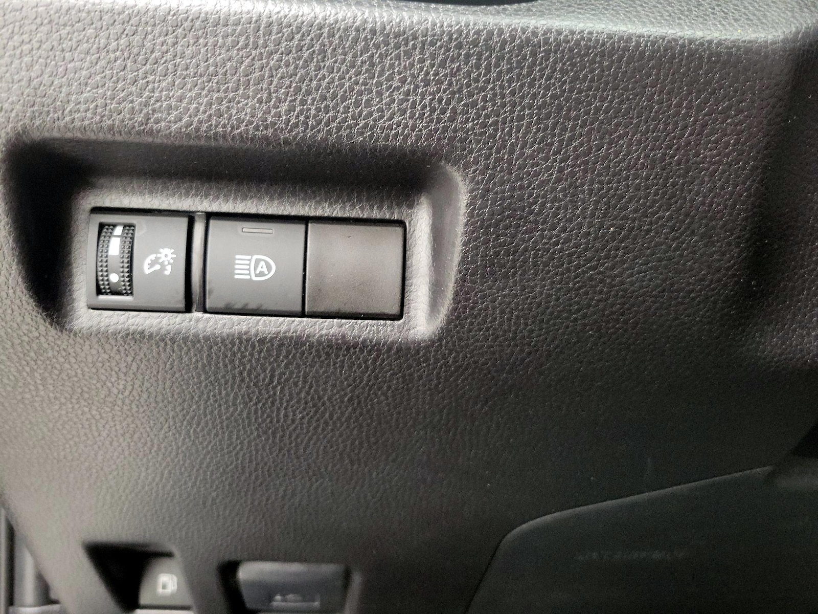 2025 Toyota RAV4 XLE - Photo 14