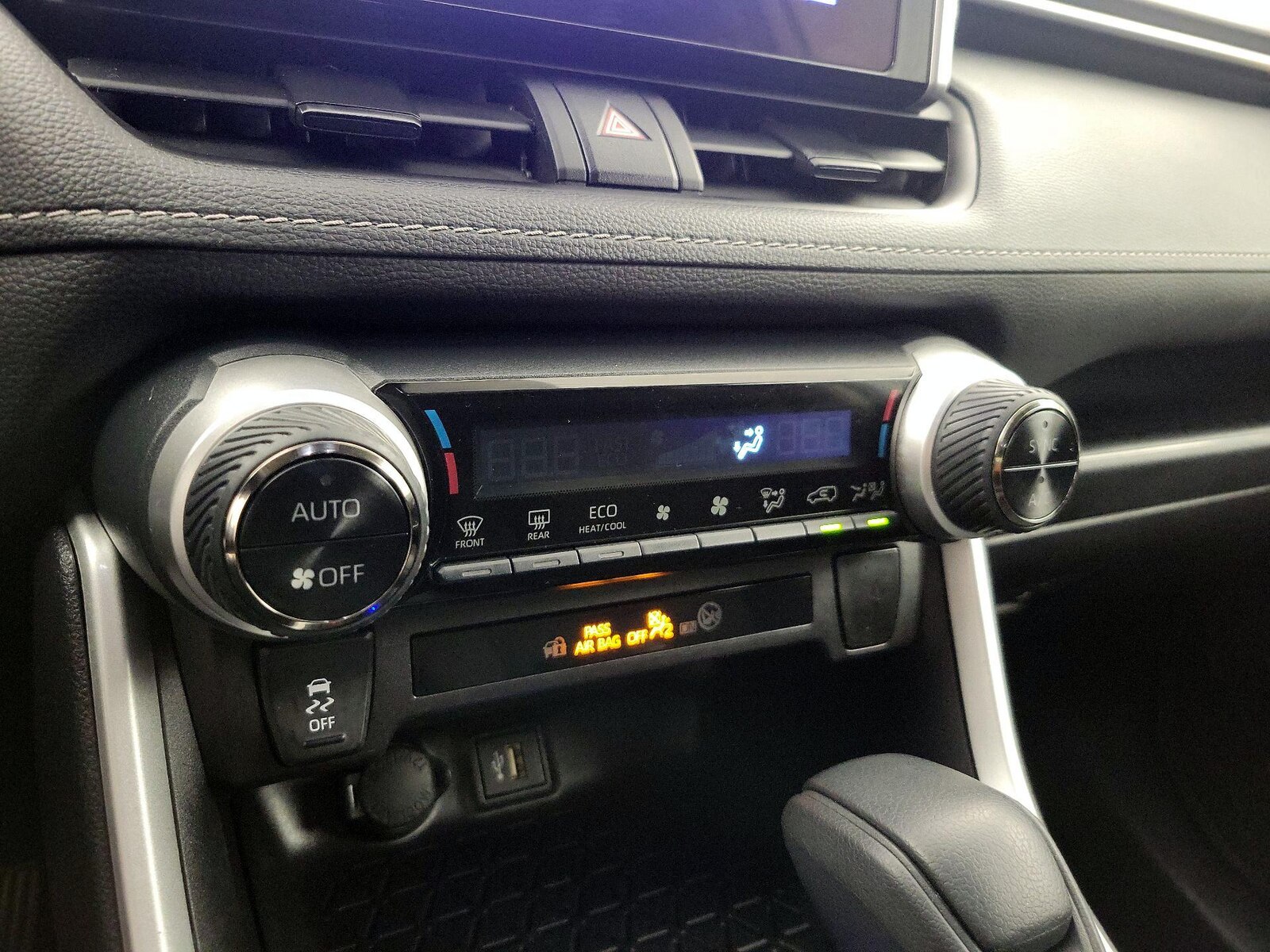 2025 Toyota RAV4 XLE - Photo 17