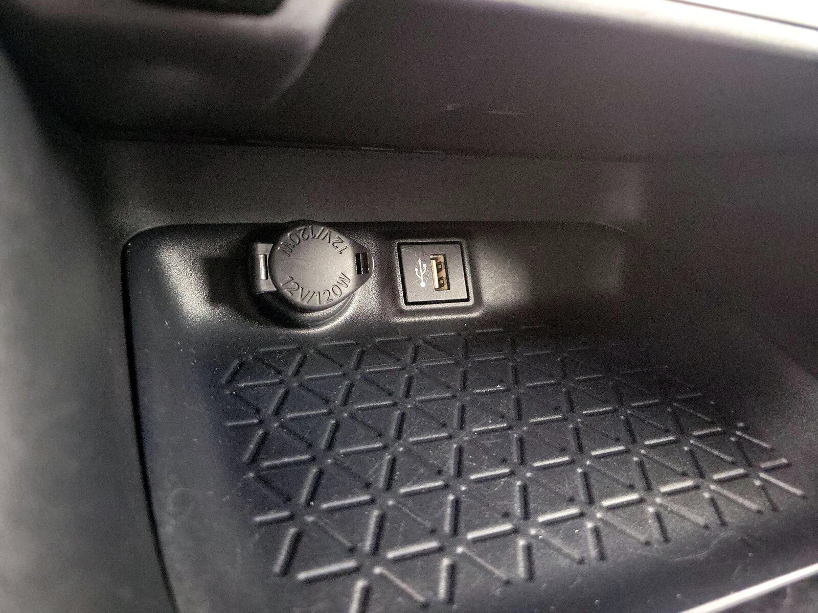 2025 Toyota RAV4 XLE - Photo 19