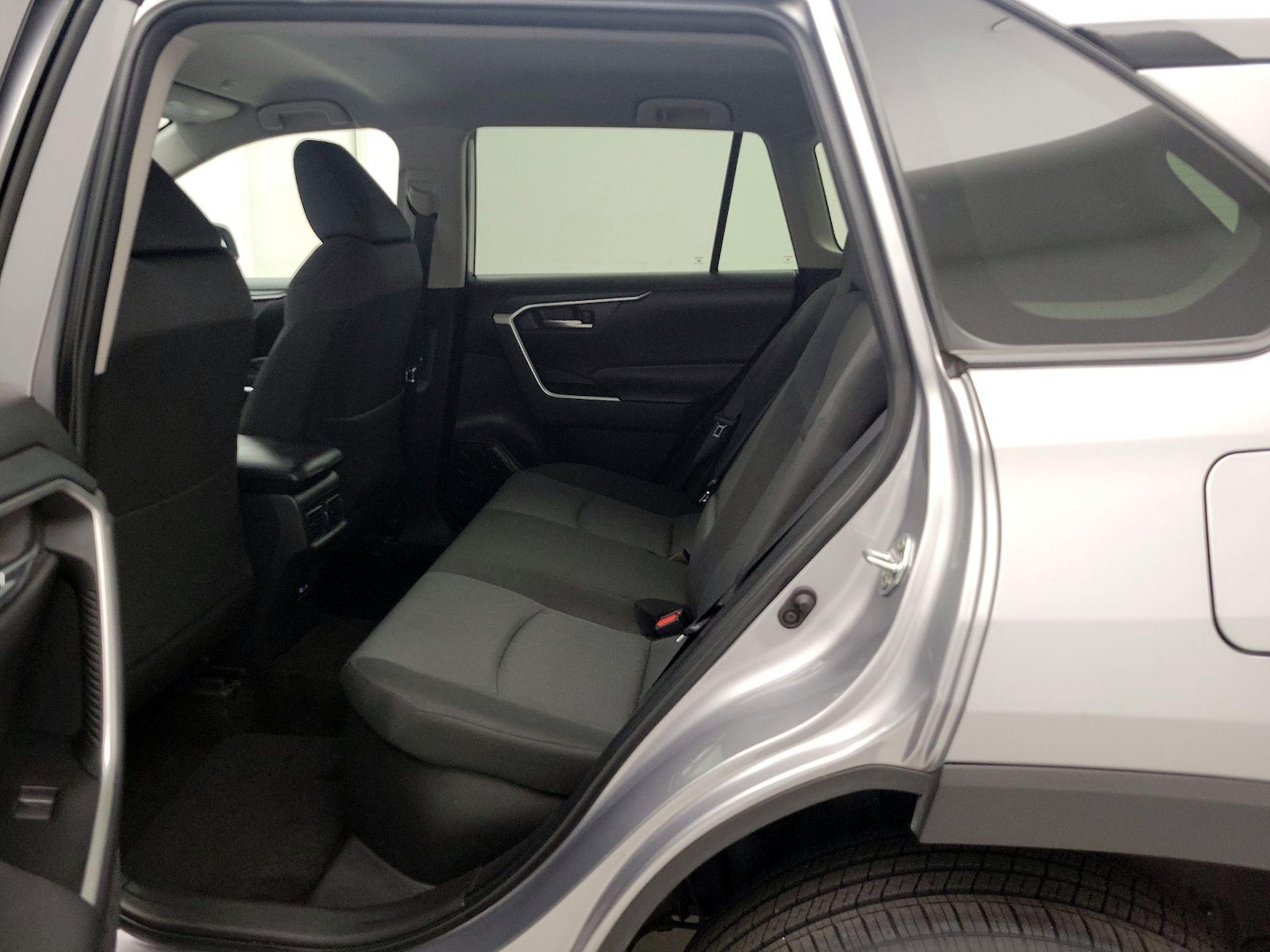 2025 Toyota RAV4 XLE - Photo 20