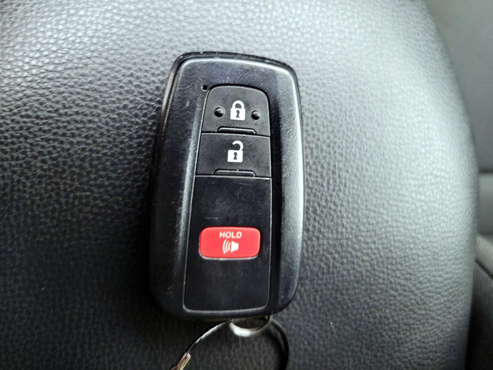 2025 Toyota RAV4 XLE - Photo 23