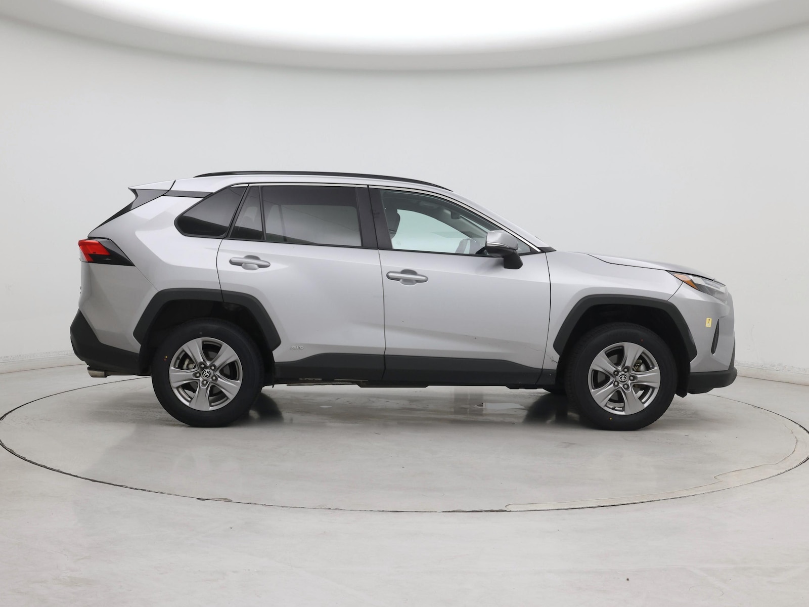 2025 Toyota RAV4 XLE - Photo 8