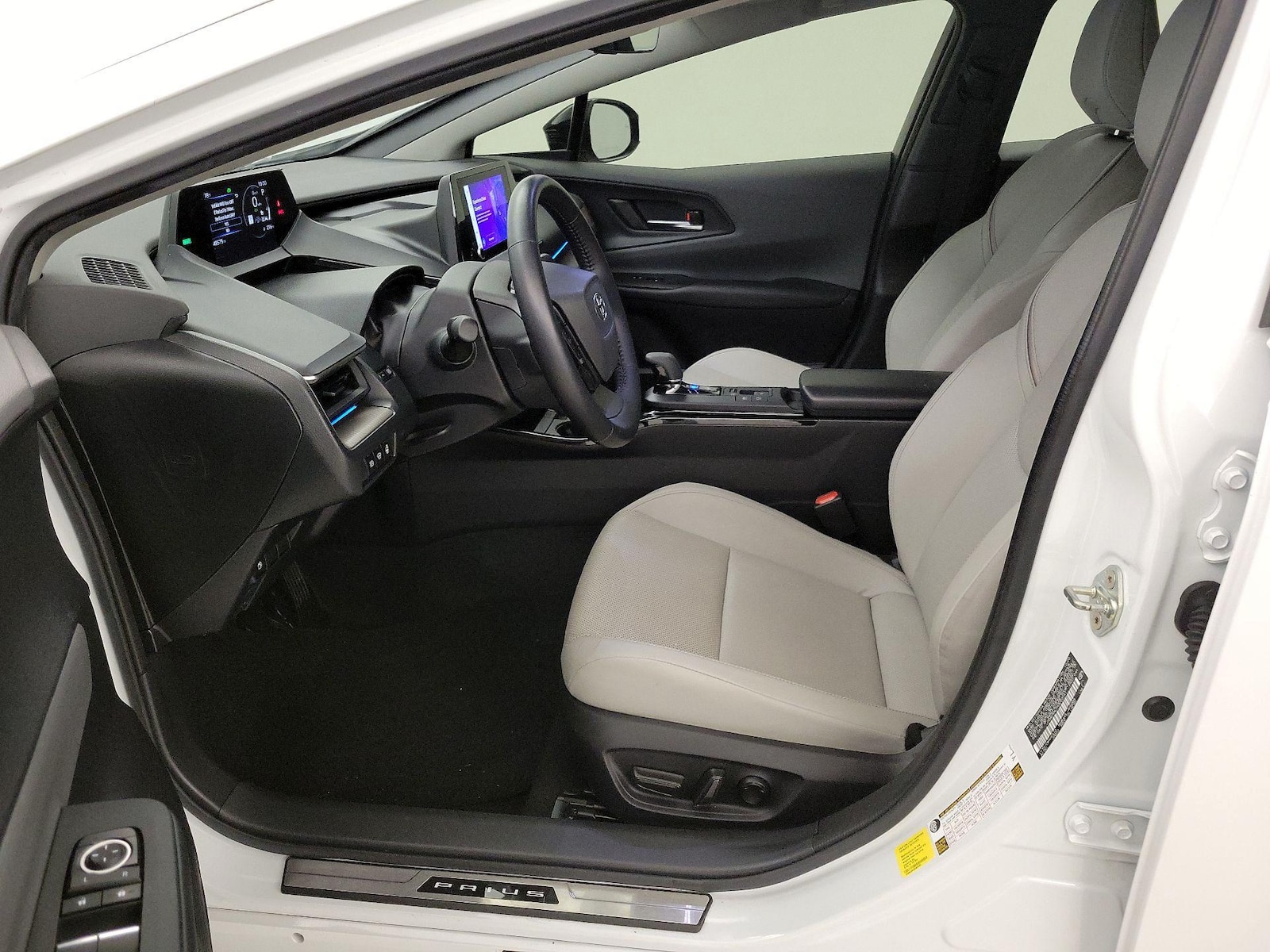 2024 Toyota Prius XLE - Photo 12