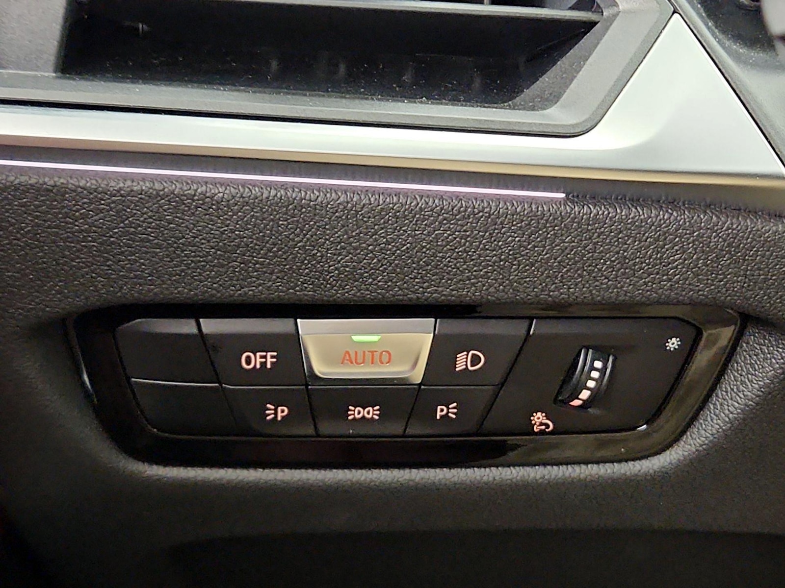 2024 BMW 3 Series 330i - Photo 14