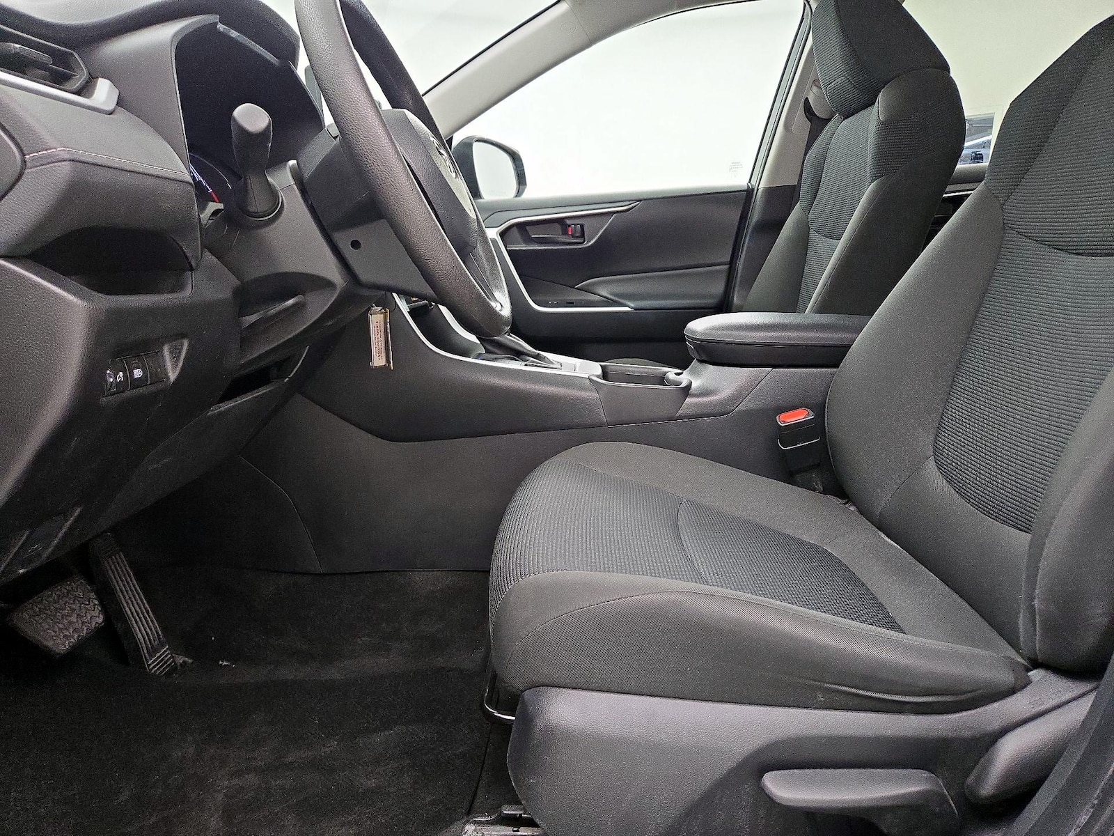 2025 Toyota RAV4 LE, photo 12