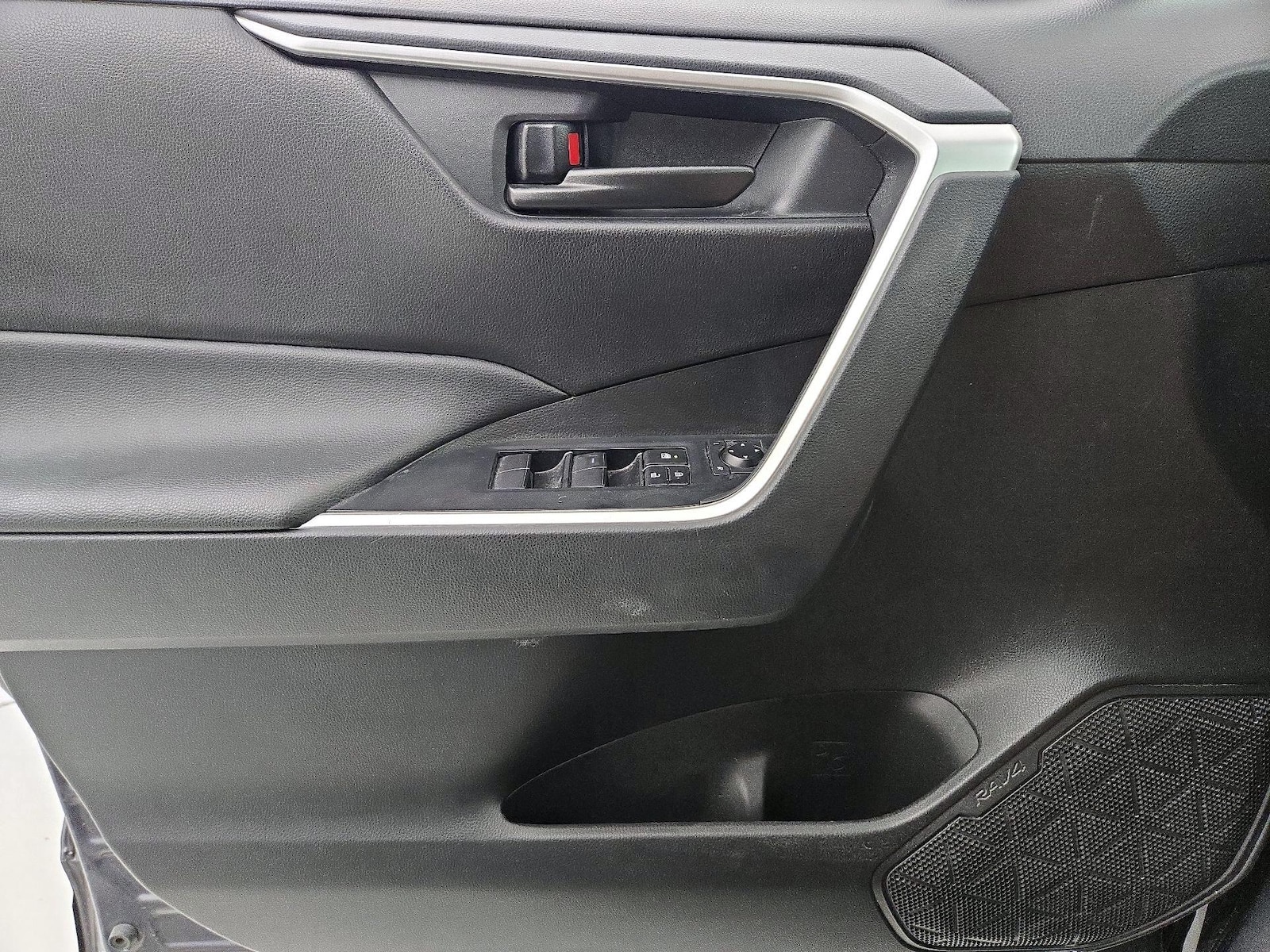 2025 Toyota RAV4 LE, photo 13