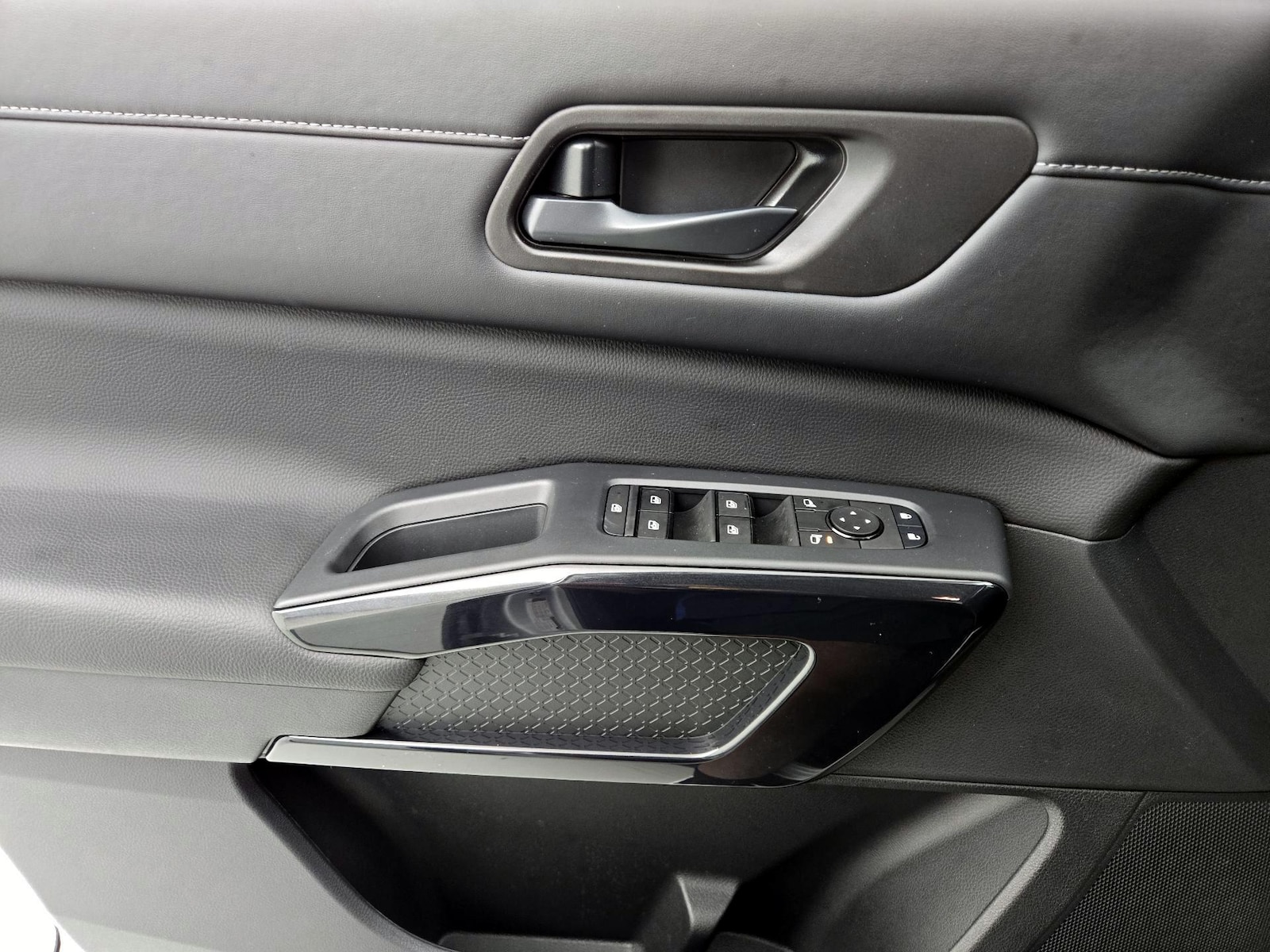 2025 Nissan Pathfinder SV - Photo 11