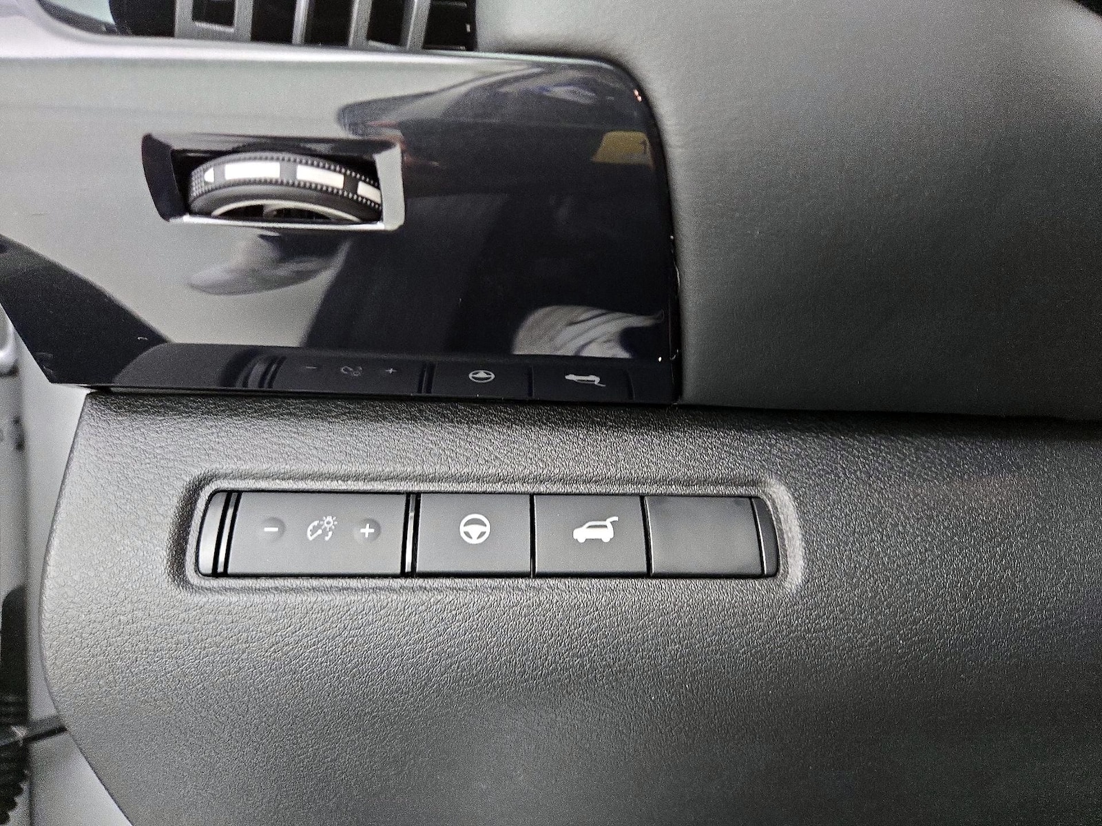 2025 Nissan Pathfinder SV - Photo 12