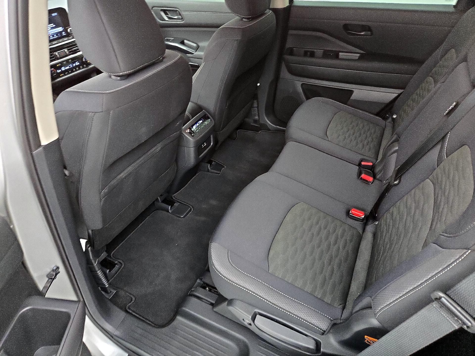 2025 Nissan Pathfinder SV - Photo 18