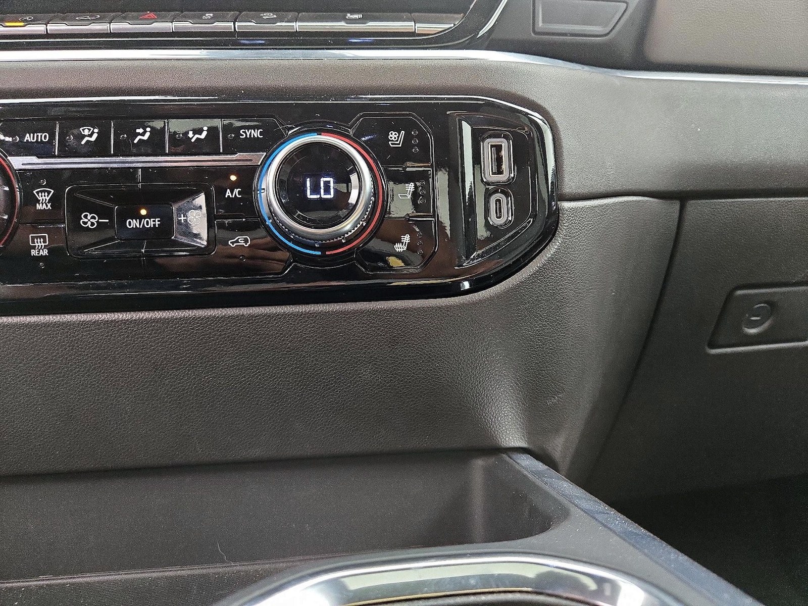 2024 GMC Sierra 1500 SLT - Photo 18