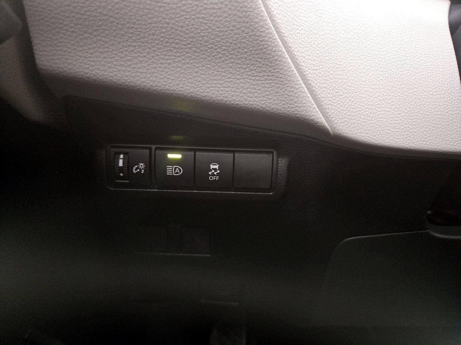 2026 Toyota Corolla Cross LE, photo 14
