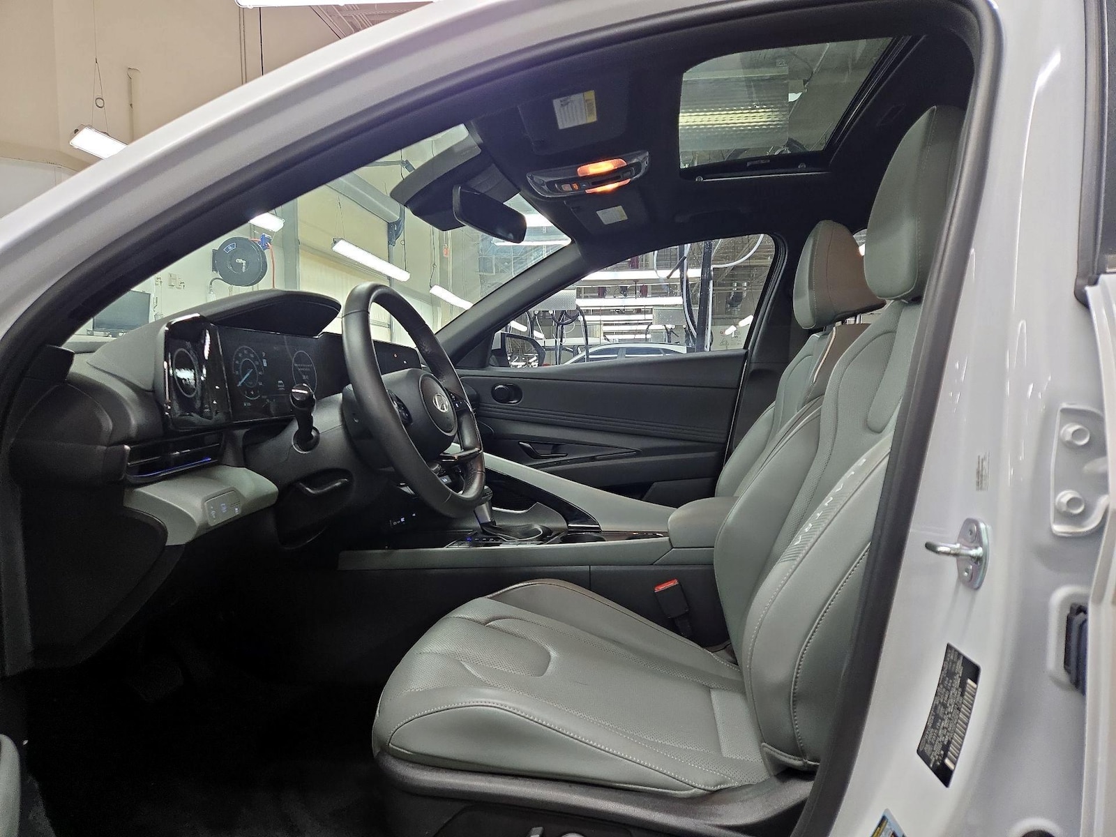 2025 Hyundai Elantra Limited - Photo 12