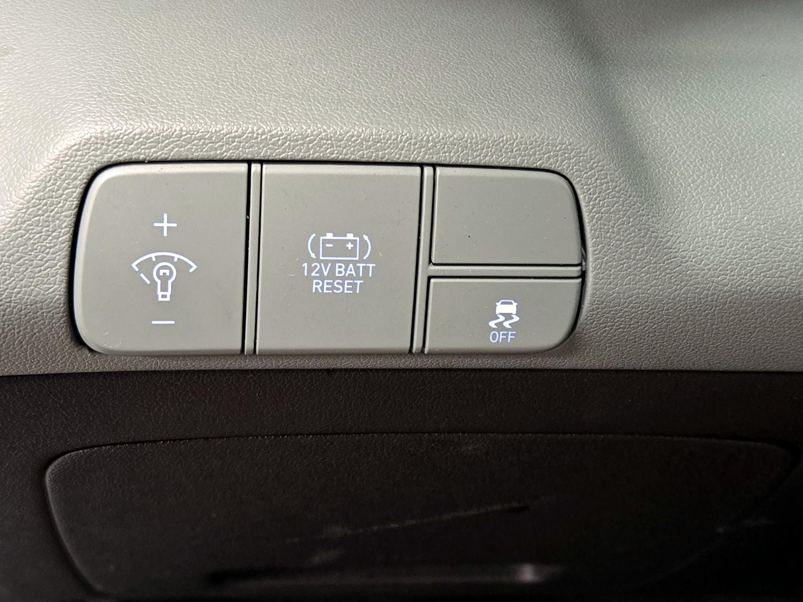 2025 Hyundai Elantra Limited - Photo 14