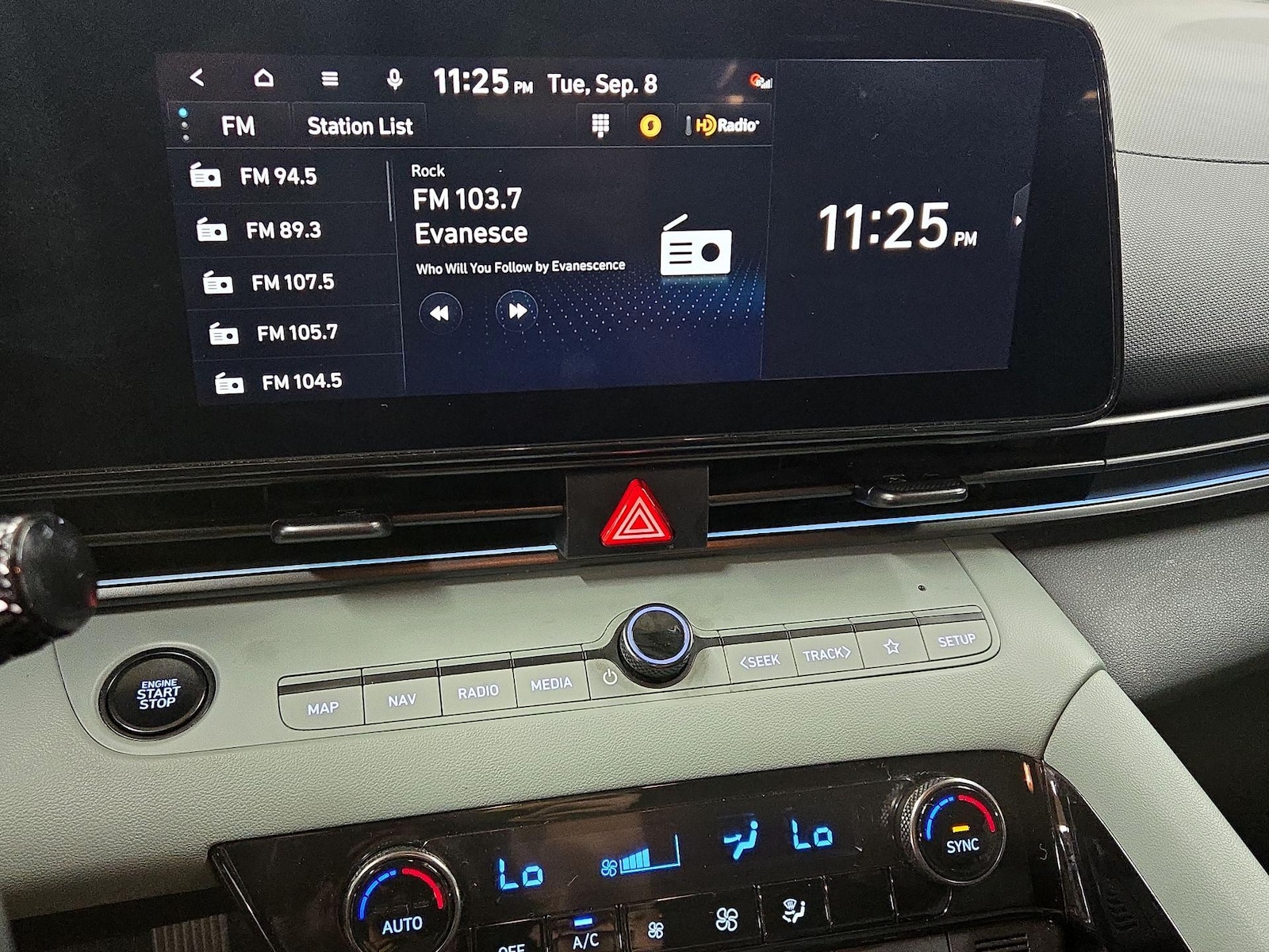 2025 Hyundai Elantra Limited - Photo 17