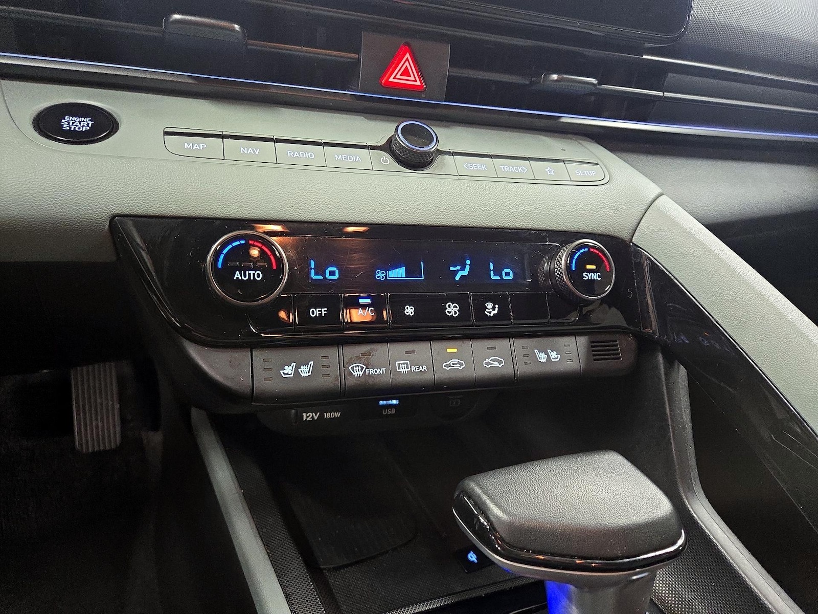 2025 Hyundai Elantra Limited - Photo 18