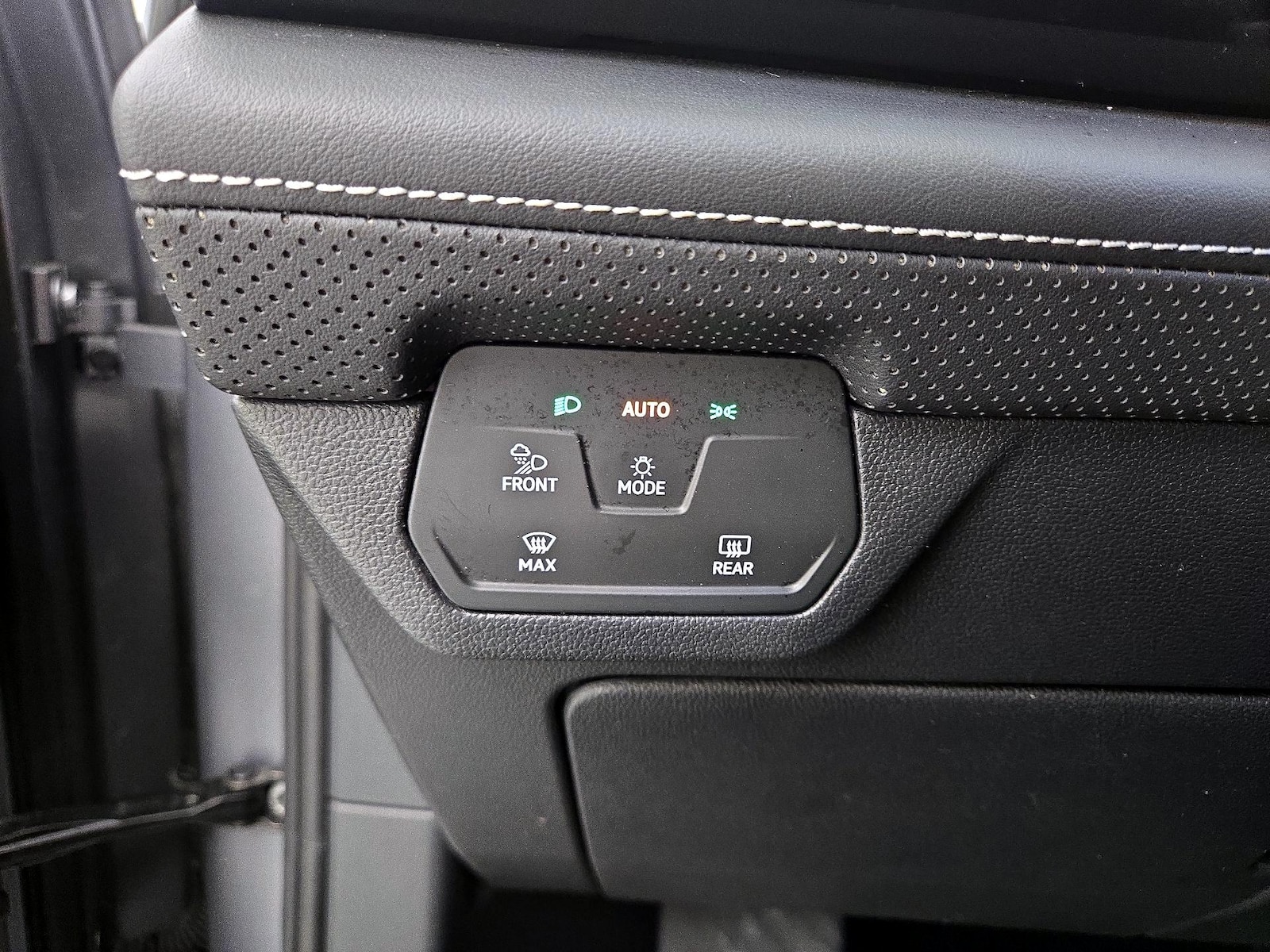 2025 Volkswagen Atlas Cross Sport SE w/Tech - Photo 14