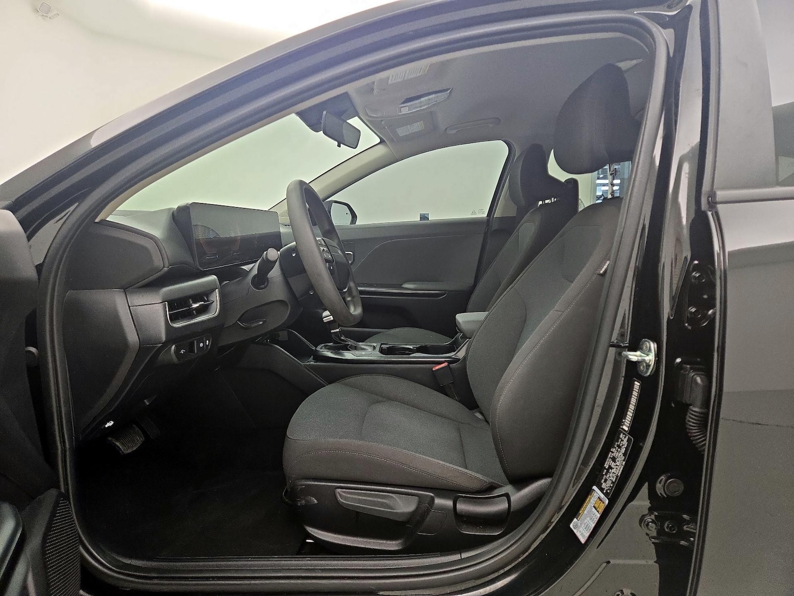2025 Kia K4 LXS - Photo 12