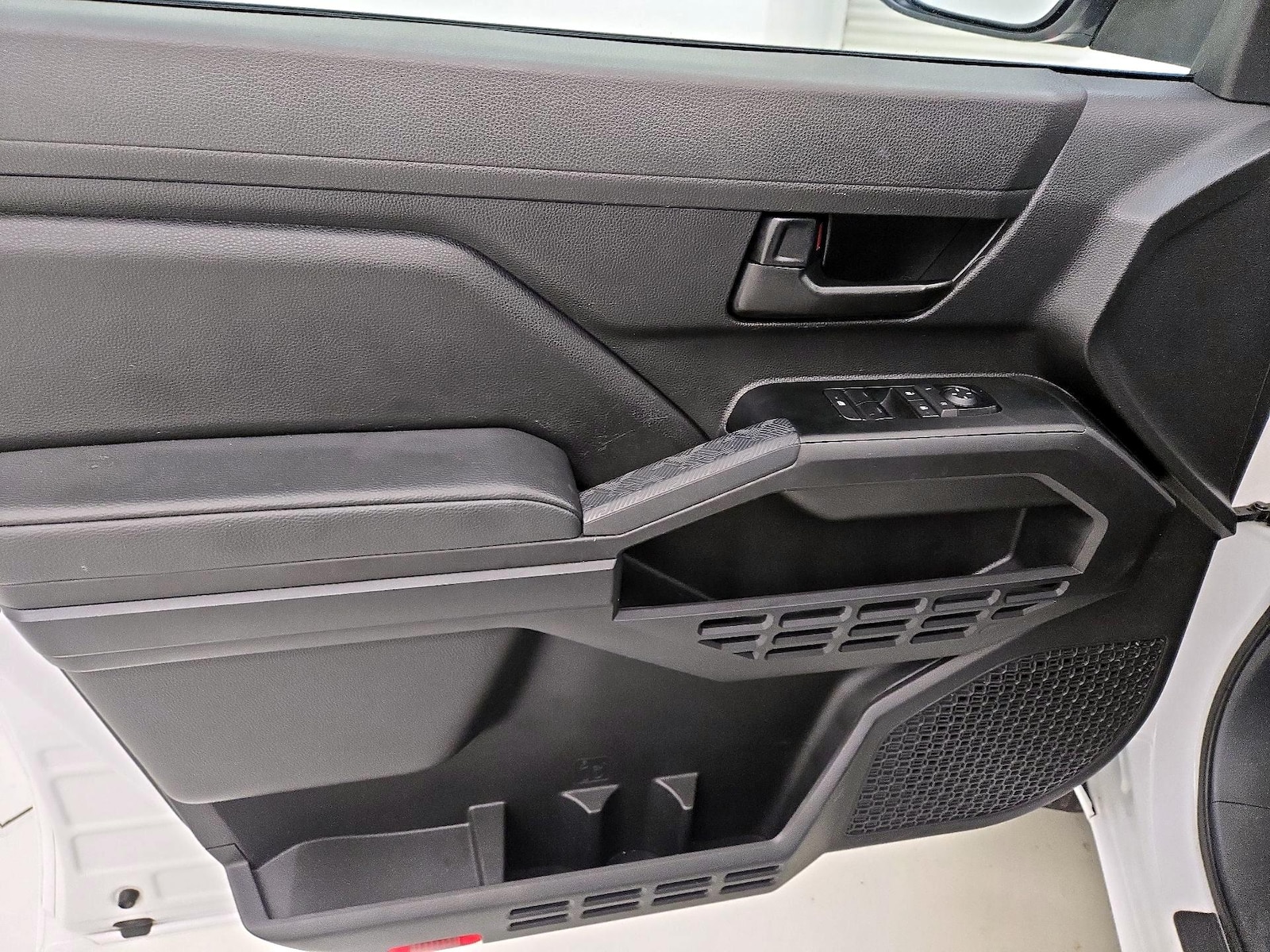 2025 Toyota Tacoma SR - Photo 13