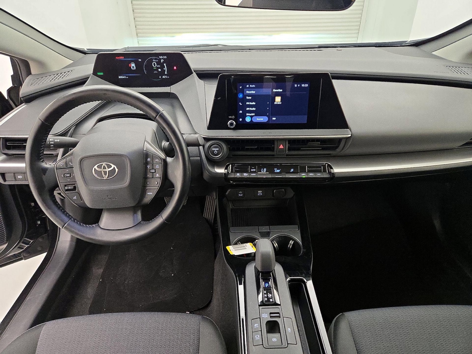 2025 Toyota Prius LE - Photo 10