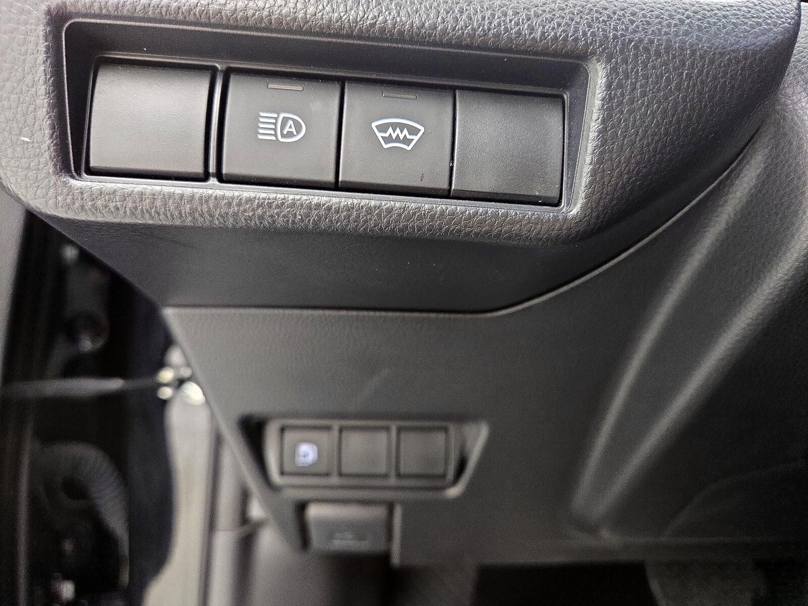 2025 Toyota Prius LE - Photo 14
