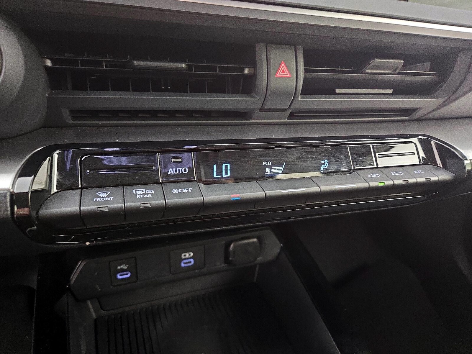 2025 Toyota Prius LE - Photo 17