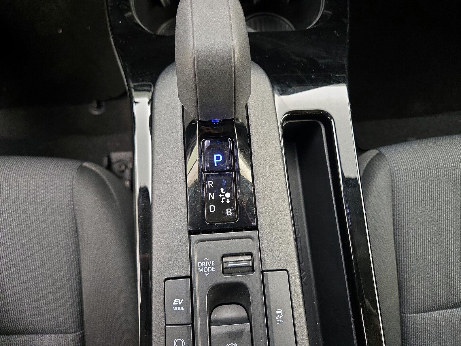2025 Toyota Prius LE - Photo 18