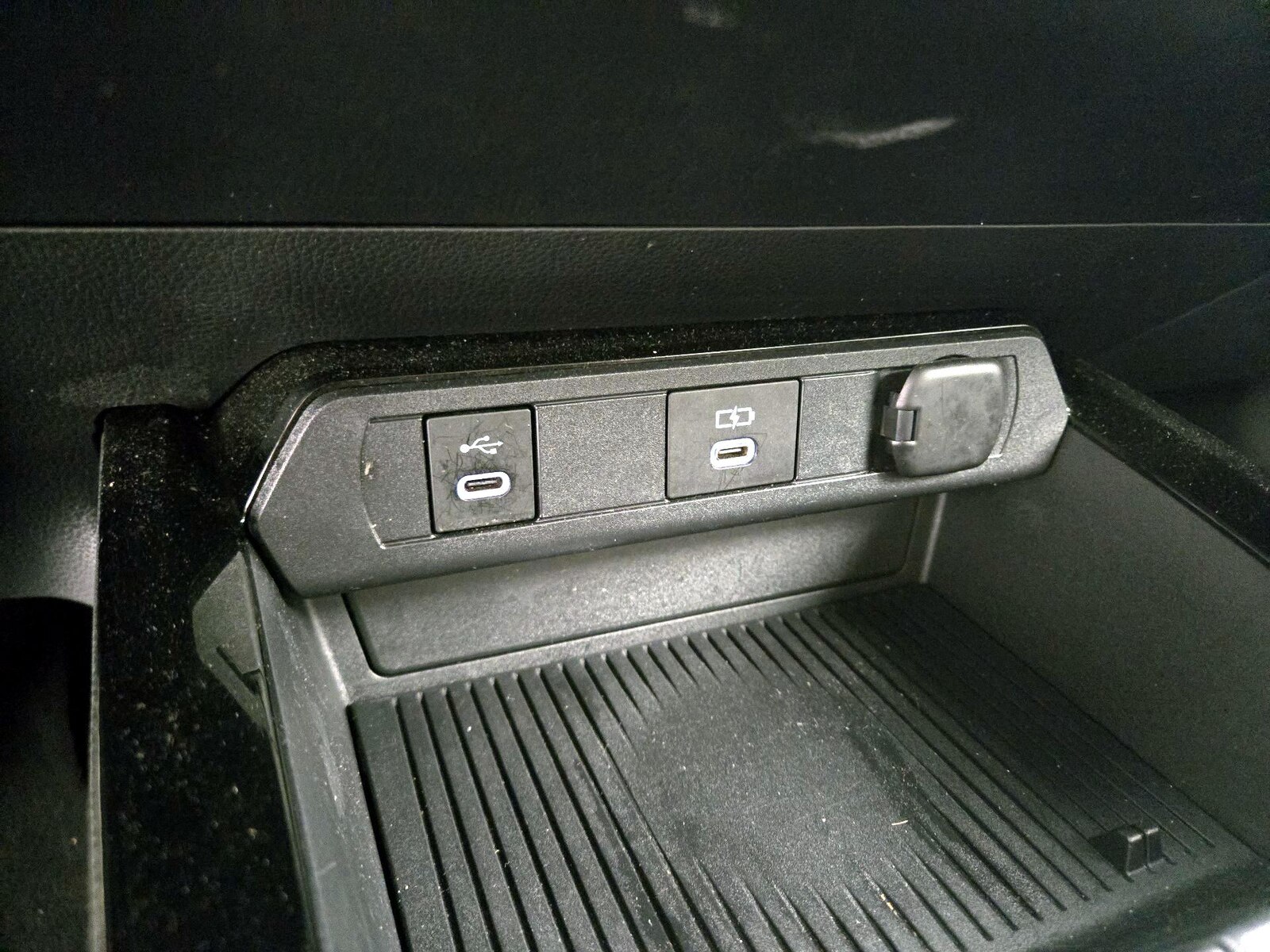 2025 Toyota Prius LE - Photo 19