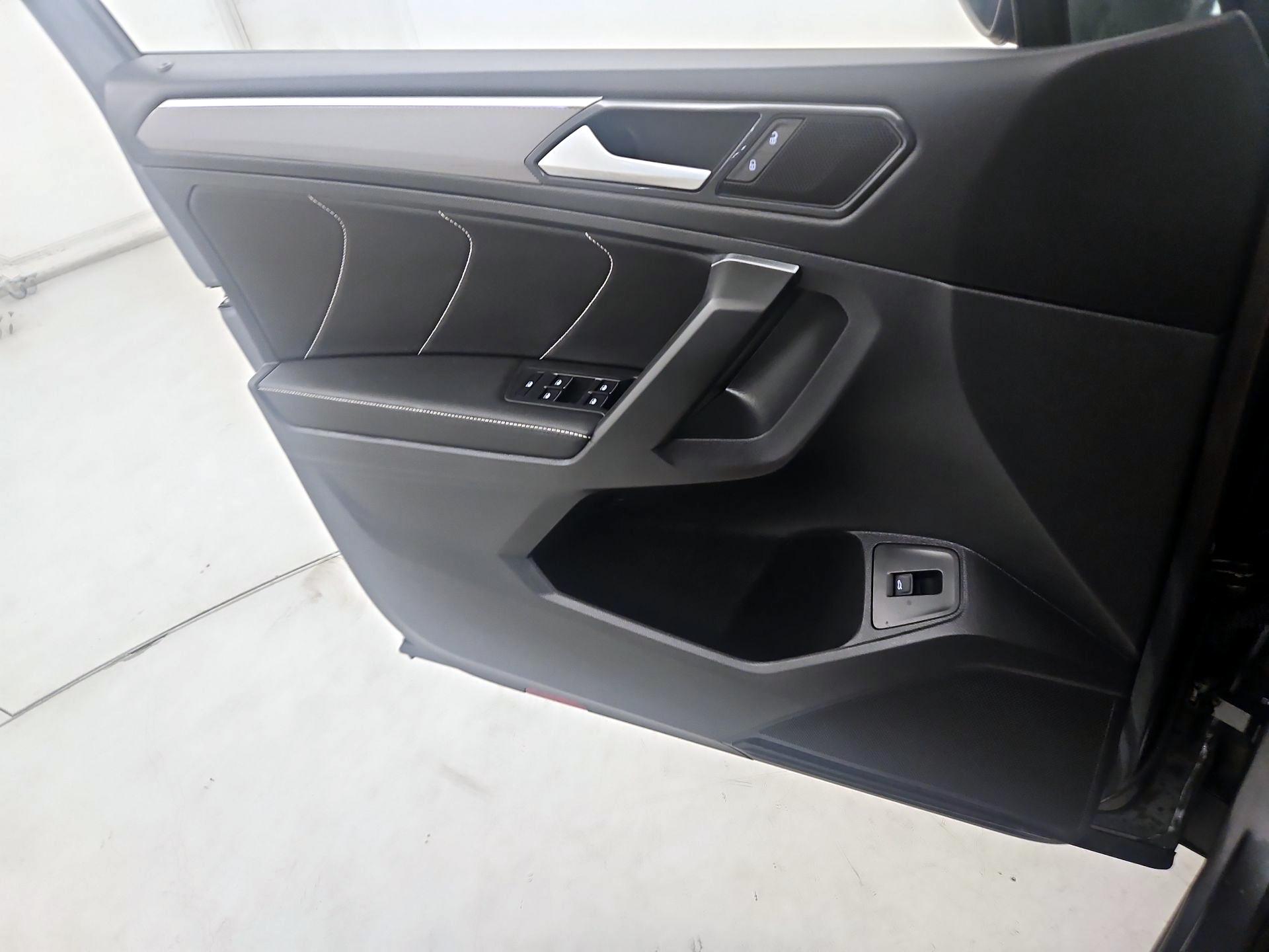 Thumbnail: 2022 Volkswagen Tiguan - 12