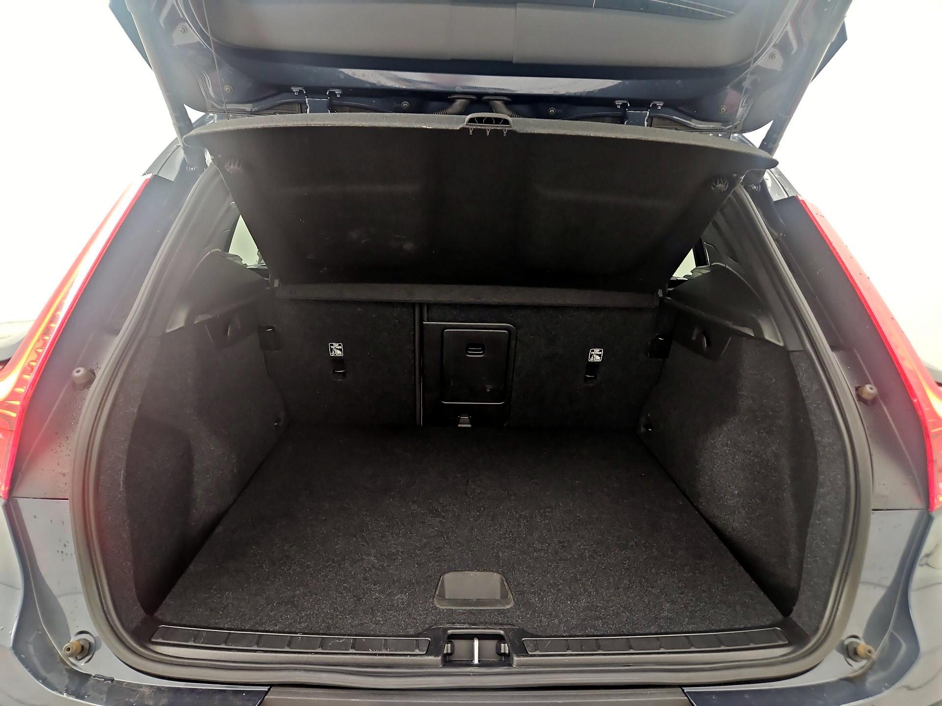 Thumbnail: 2021 Volvo XC40 - 20
