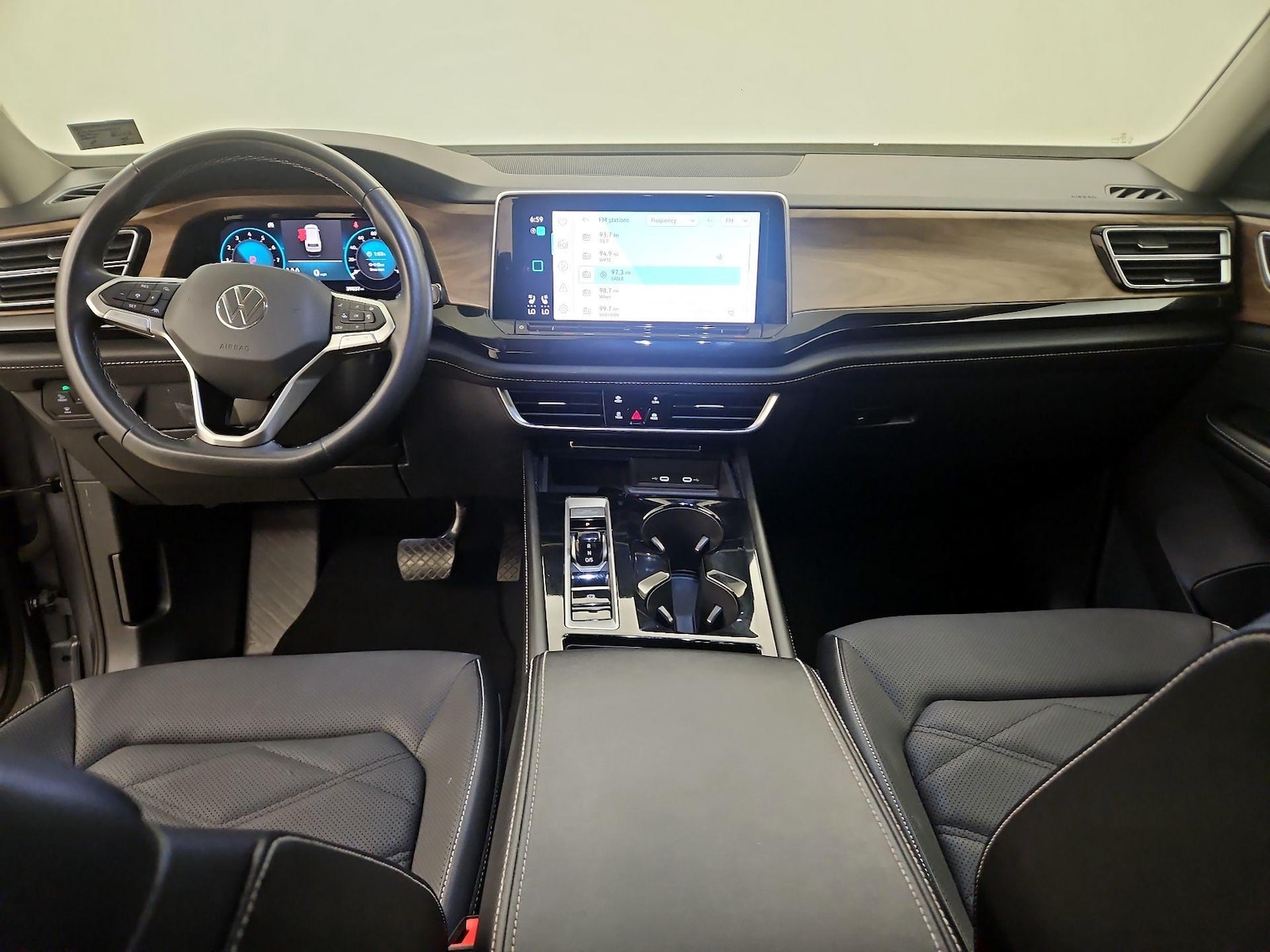 2024 Volkswagen Atlas SE w/Tech - Photo 10