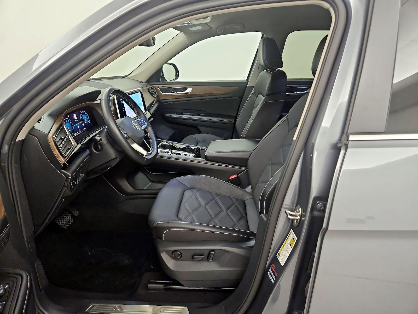 2024 Volkswagen Atlas SE w/Tech - Photo 12