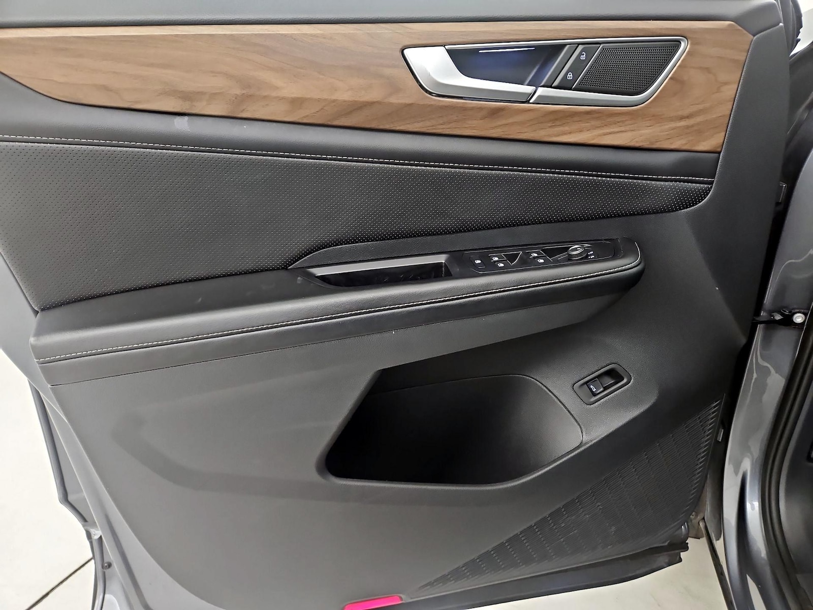 2024 Volkswagen Atlas SE w/Tech - Photo 13