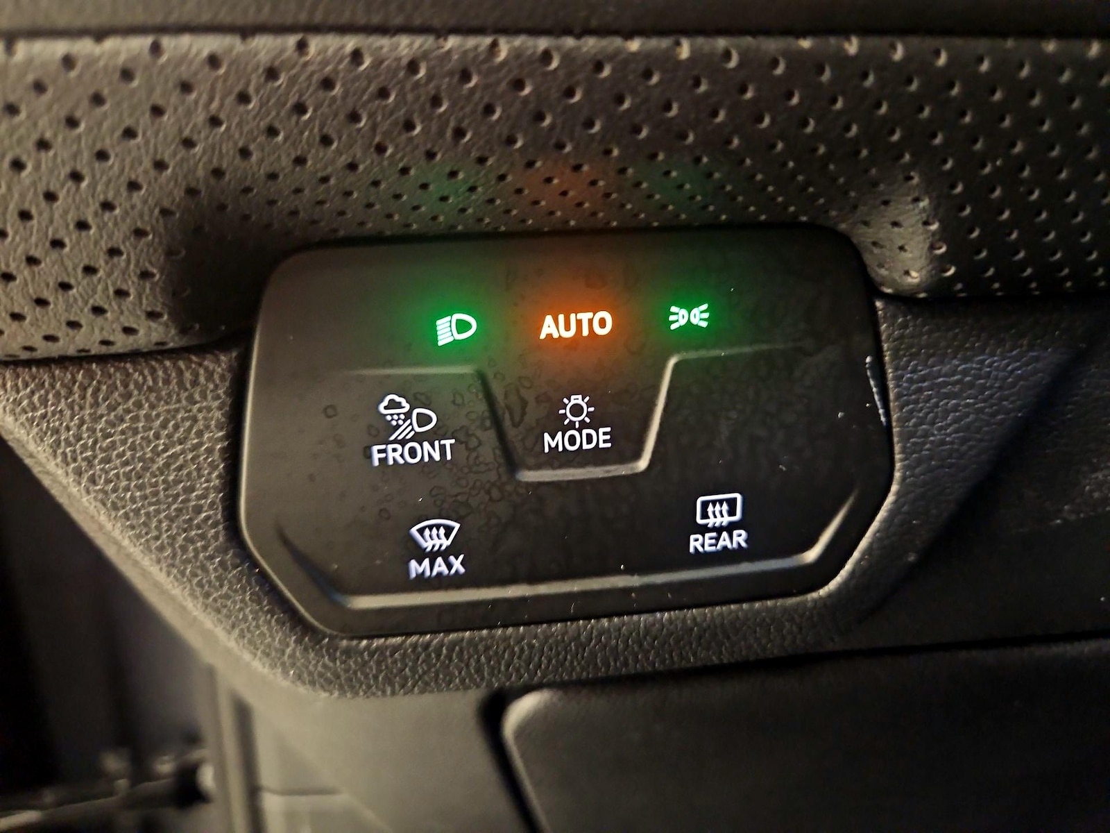 2024 Volkswagen Atlas SE w/Tech - Photo 14
