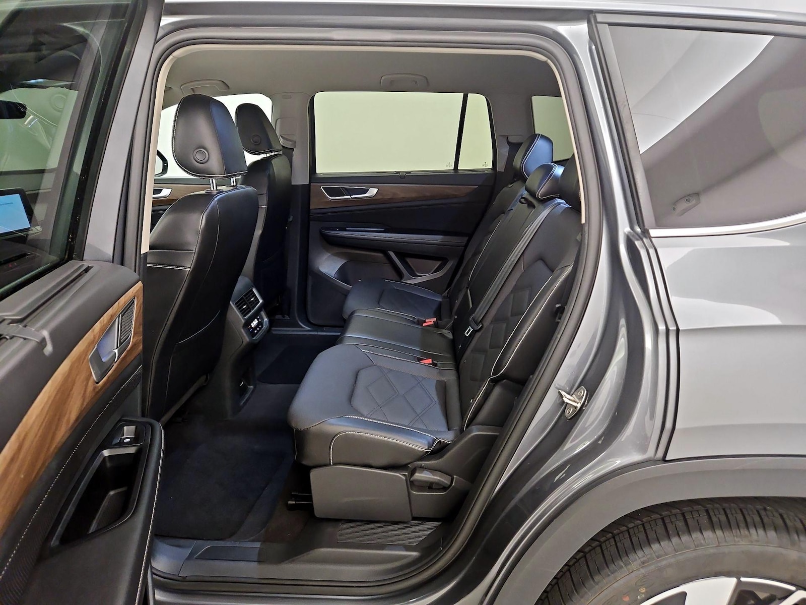 2024 Volkswagen Atlas SE w/Tech - Photo 20