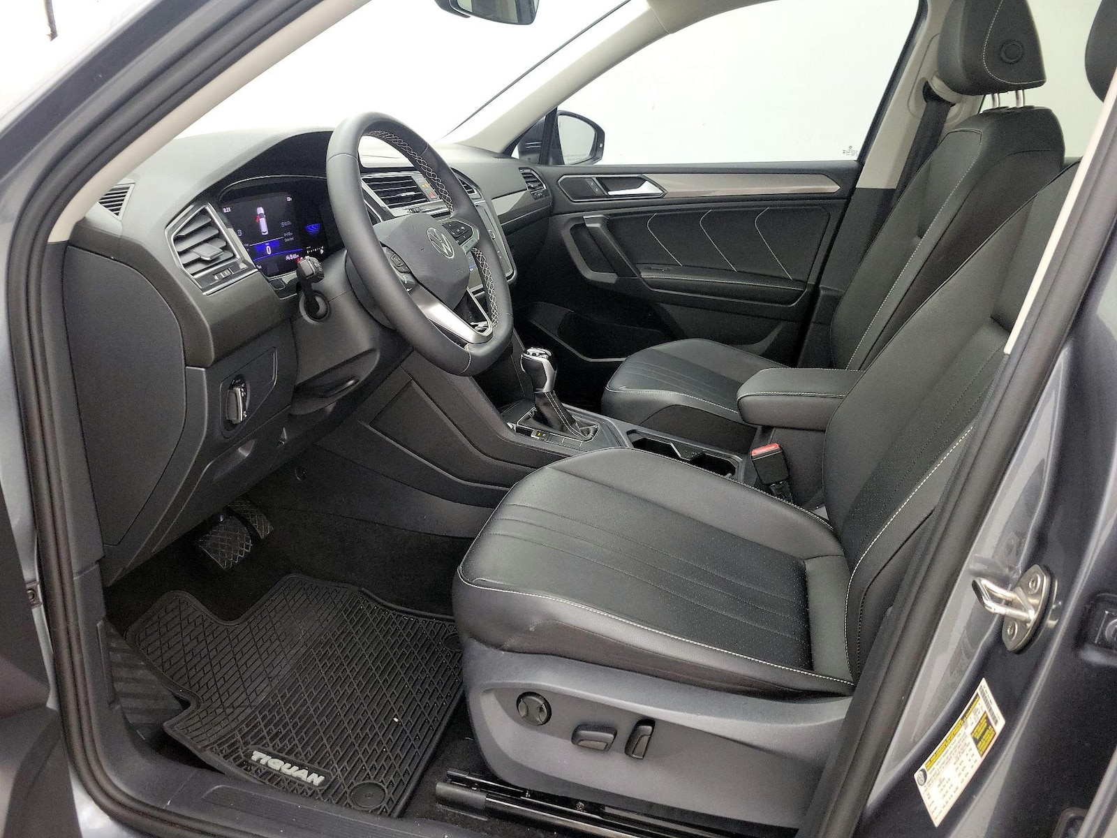 2023 Volkswagen Tiguan SE - Photo 12