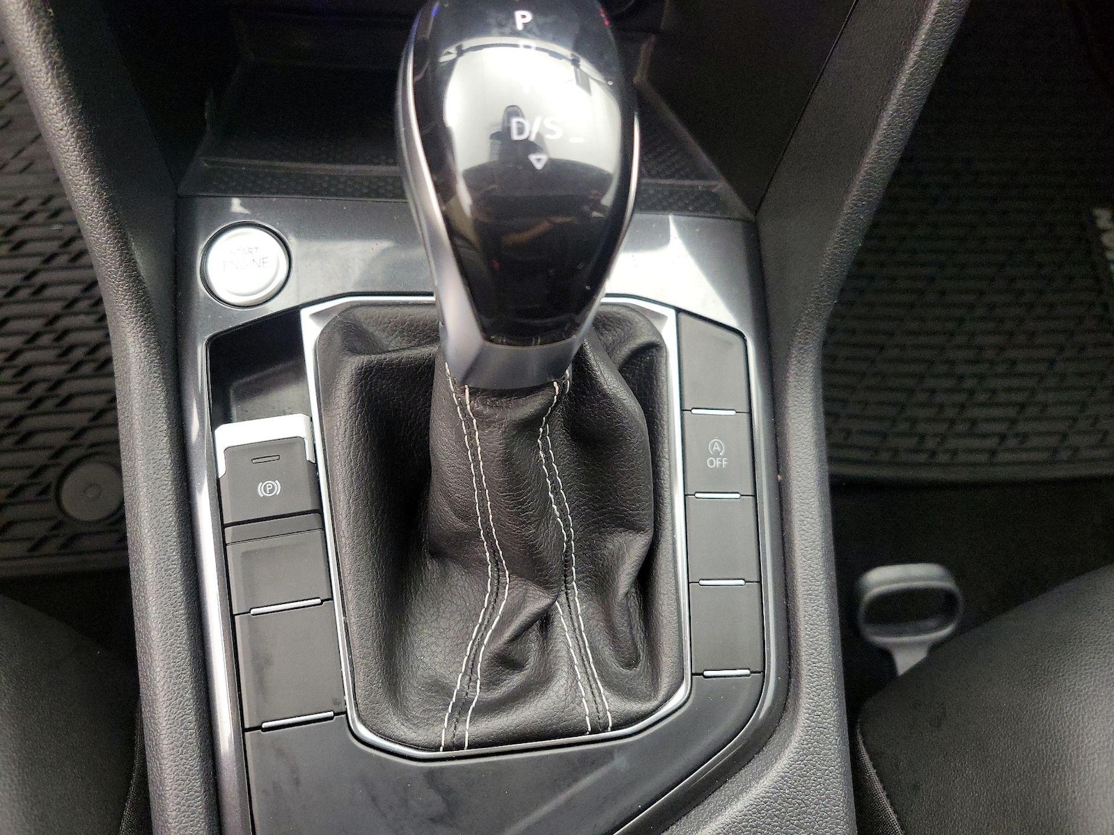 2023 Volkswagen Tiguan SE - Photo 18
