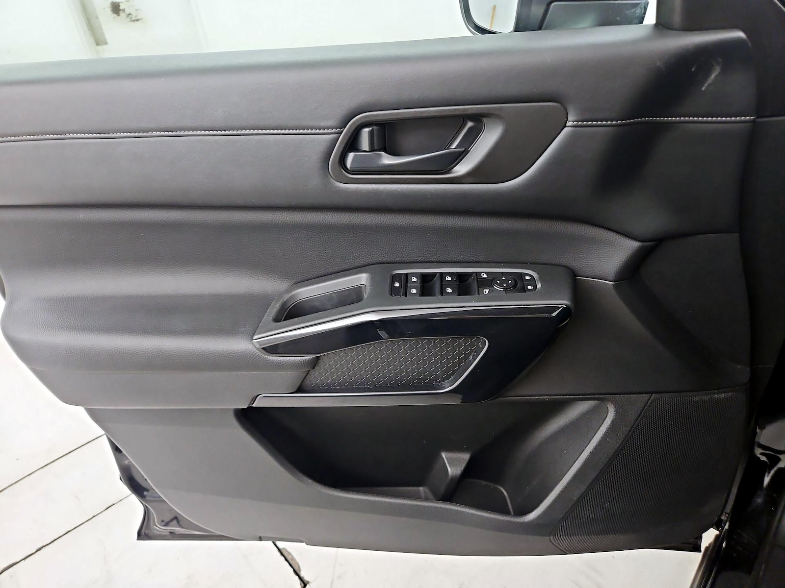 2024 Nissan Pathfinder SV - Photo 13