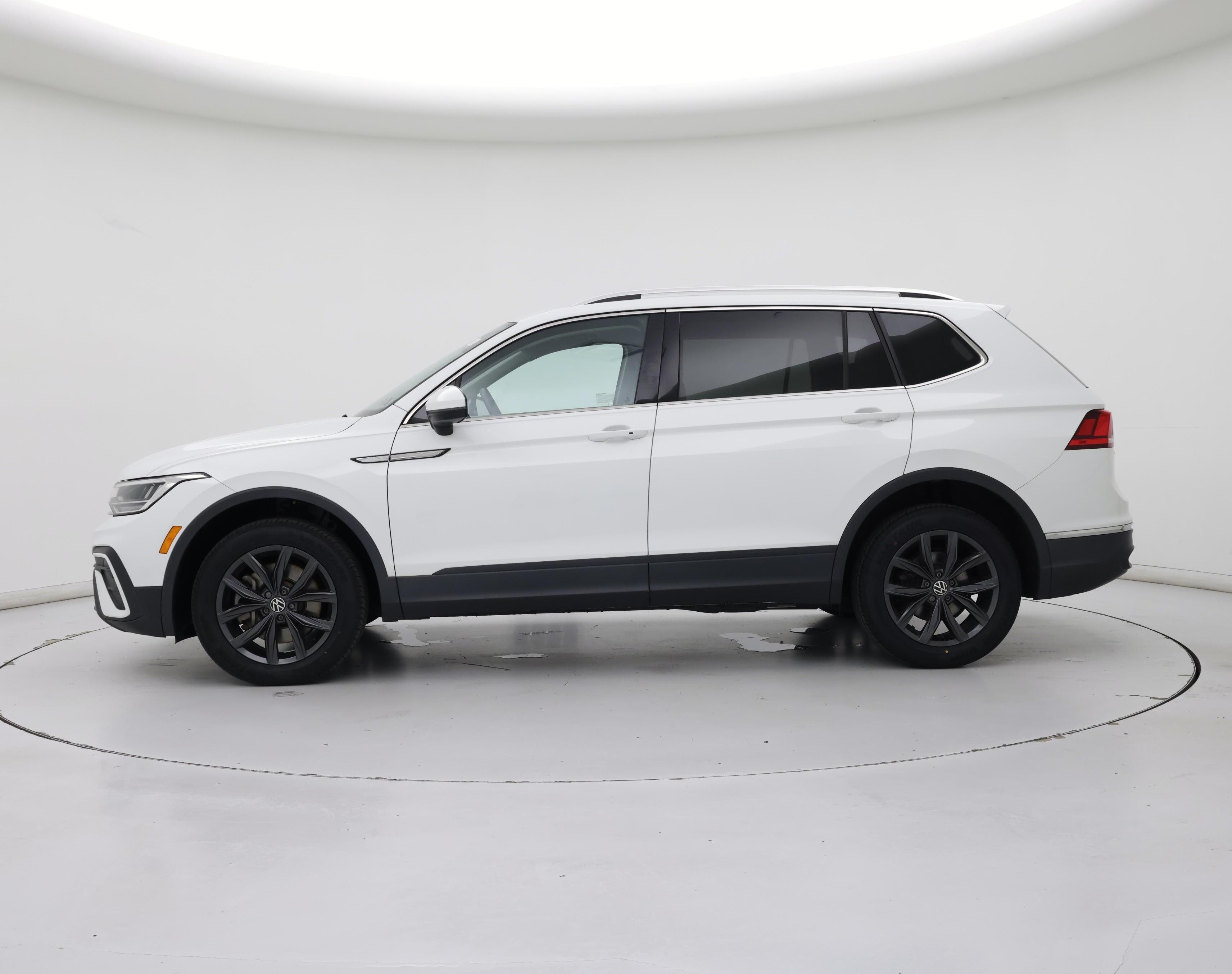 Thumbnail: 2022 Volkswagen Tiguan - 3