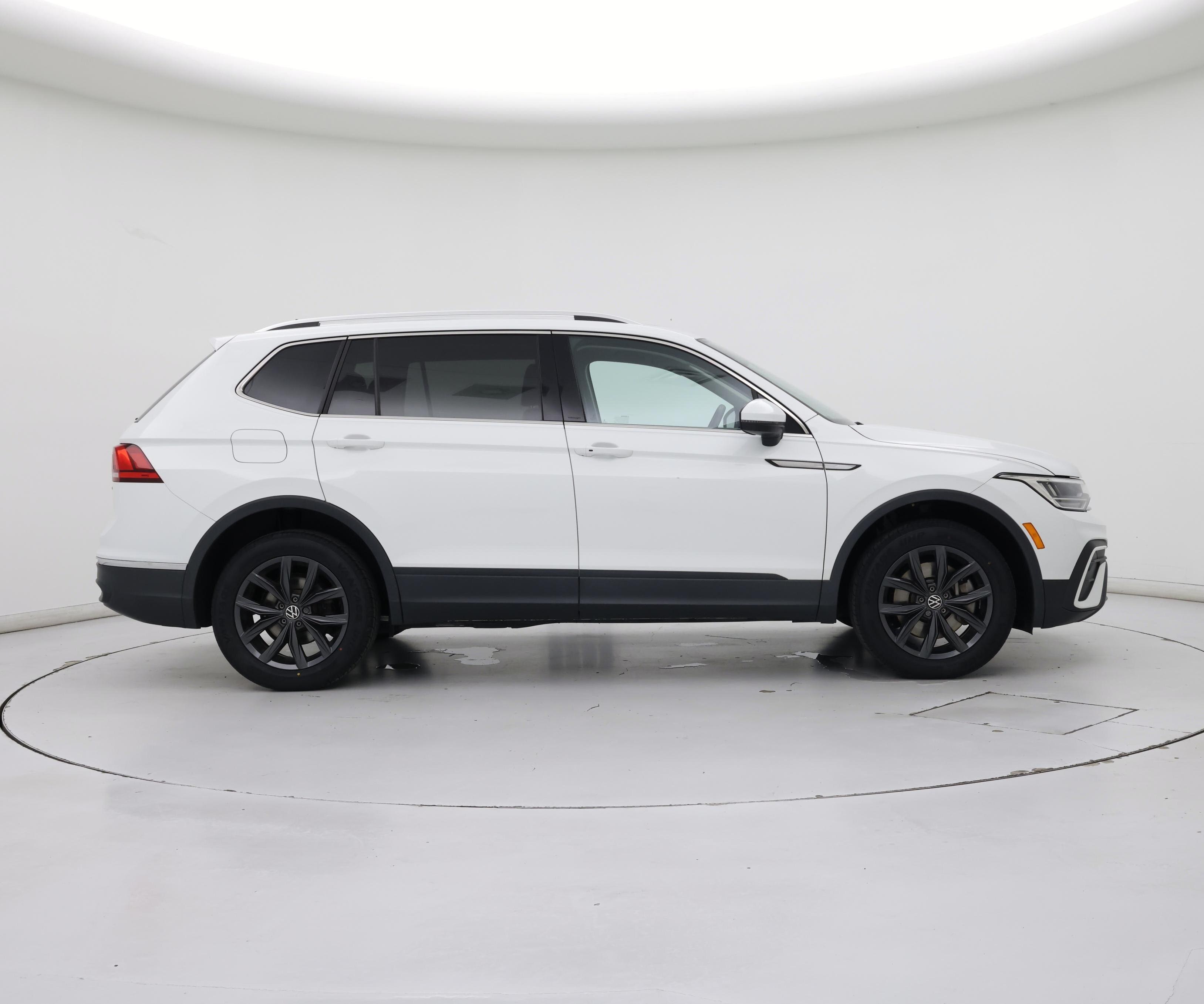 Thumbnail: 2022 Volkswagen Tiguan - 7