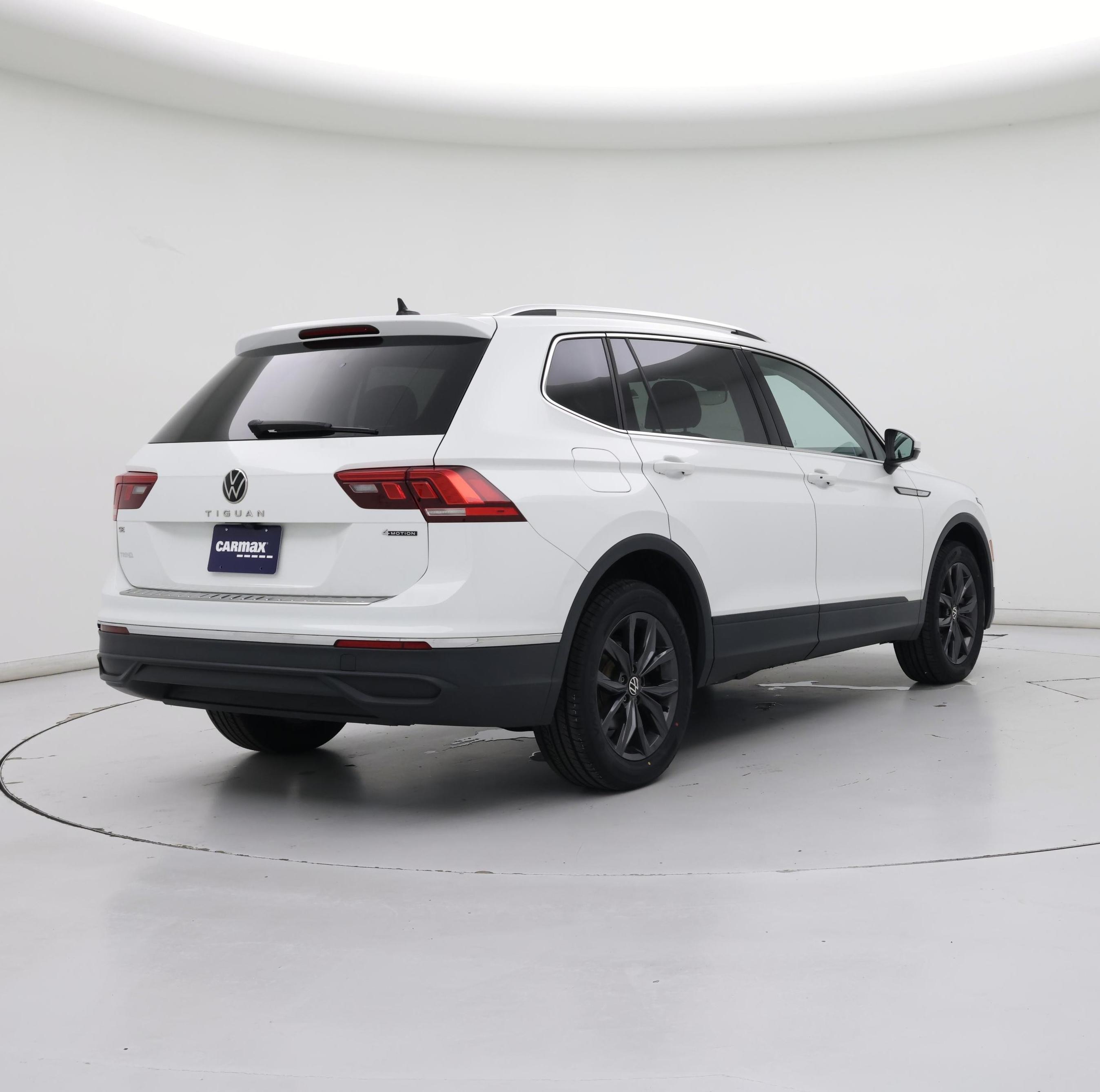 Thumbnail: 2022 Volkswagen Tiguan - 8