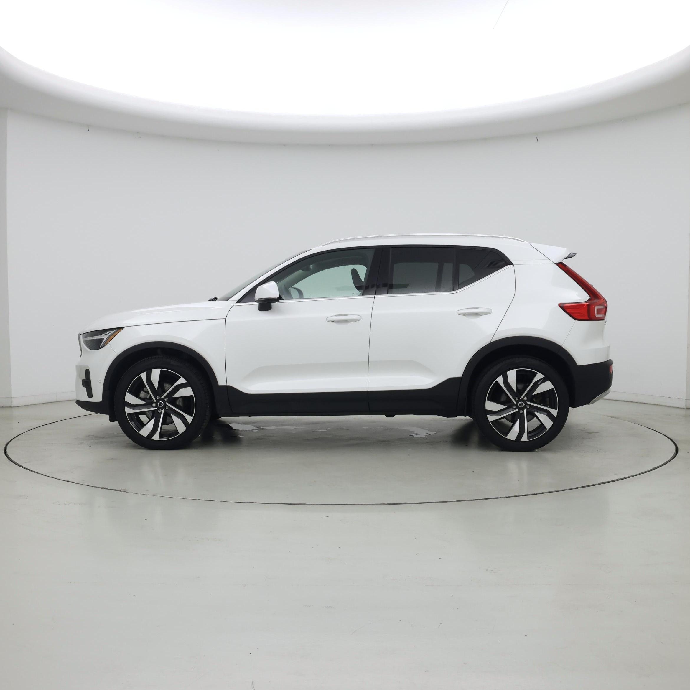 Thumbnail: 2023 Volvo XC40 - 3