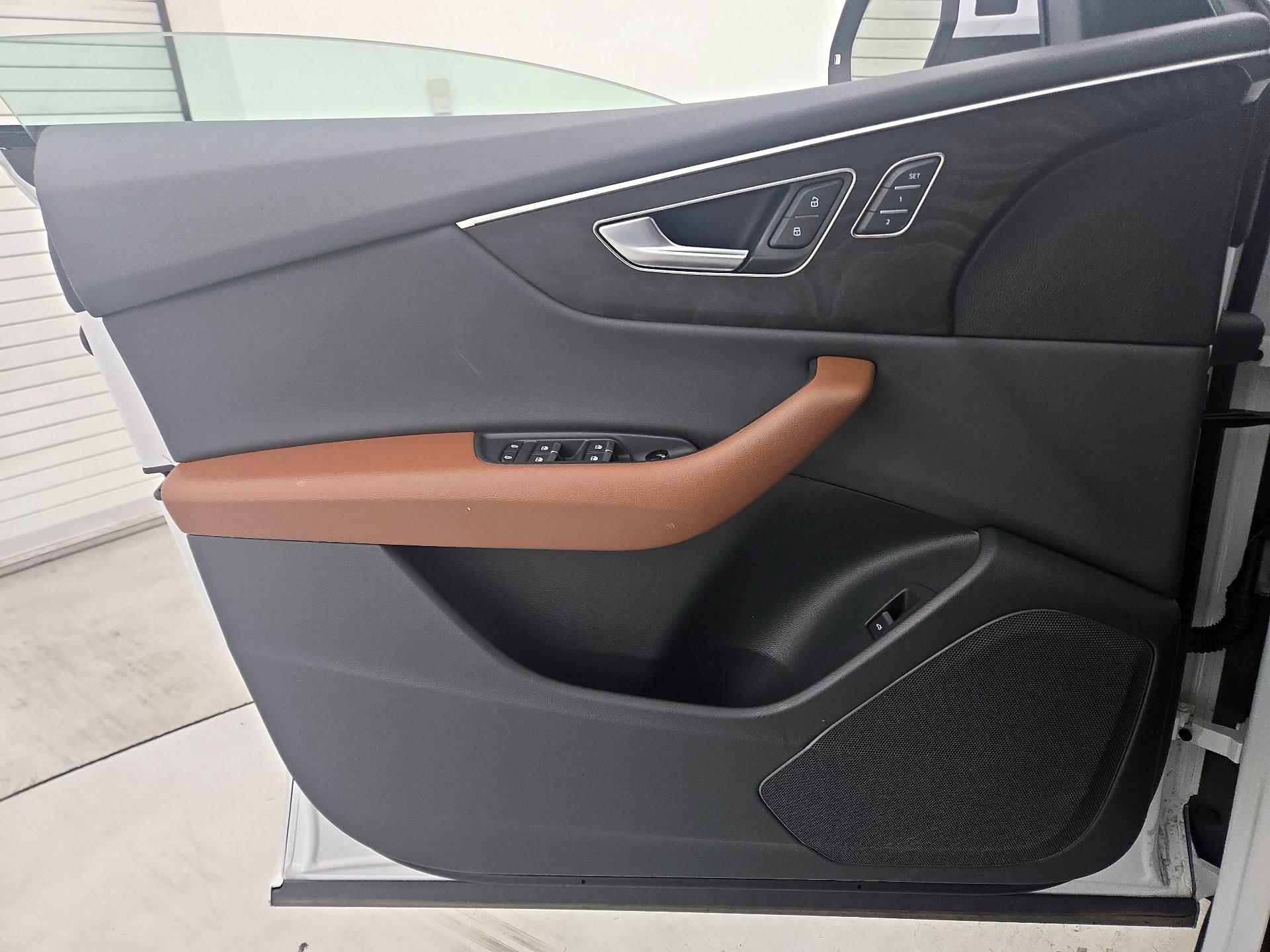 Thumbnail: 2023 Audi Q8 - 12