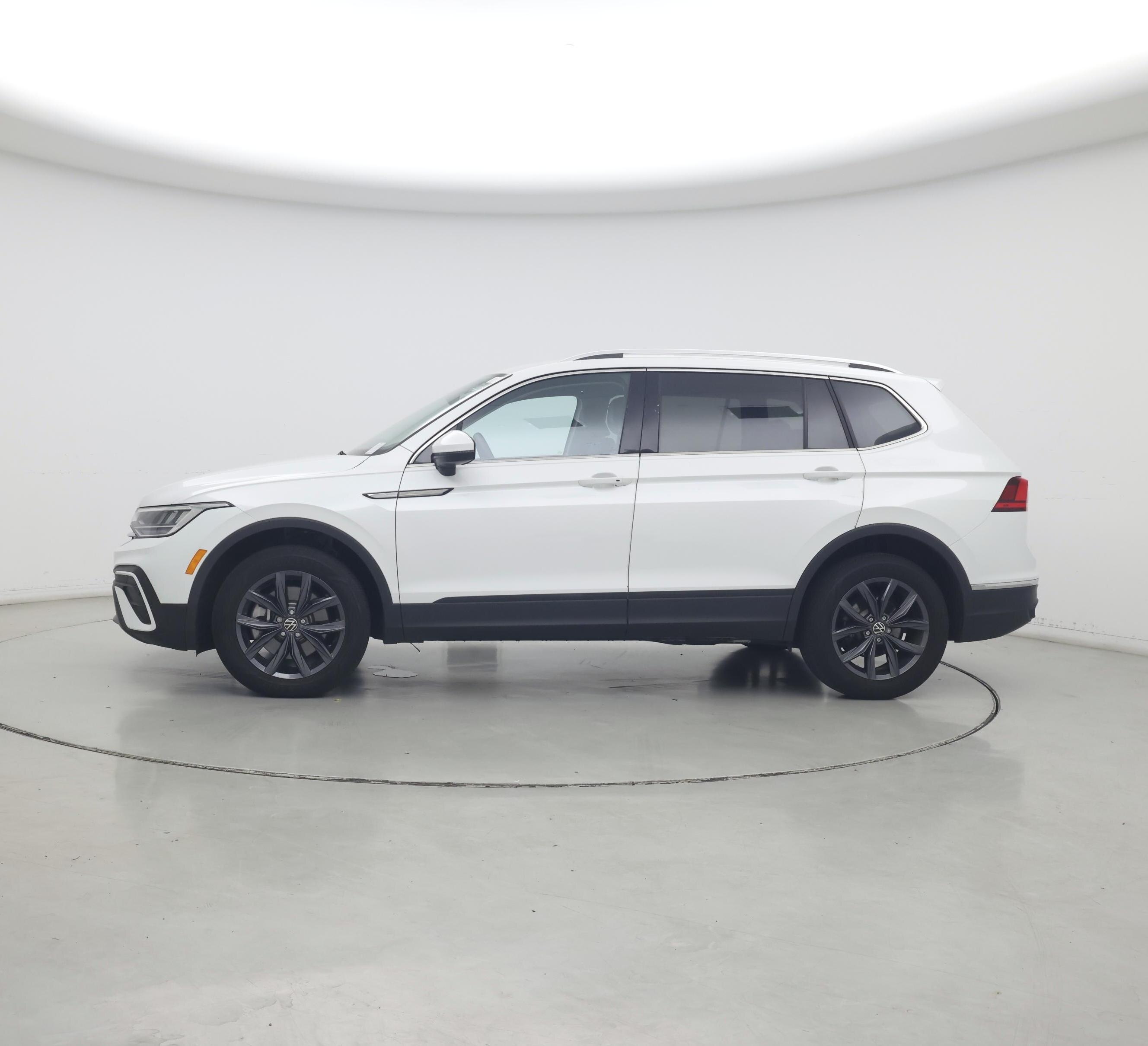 Thumbnail: 2023 Volkswagen Tiguan - 3