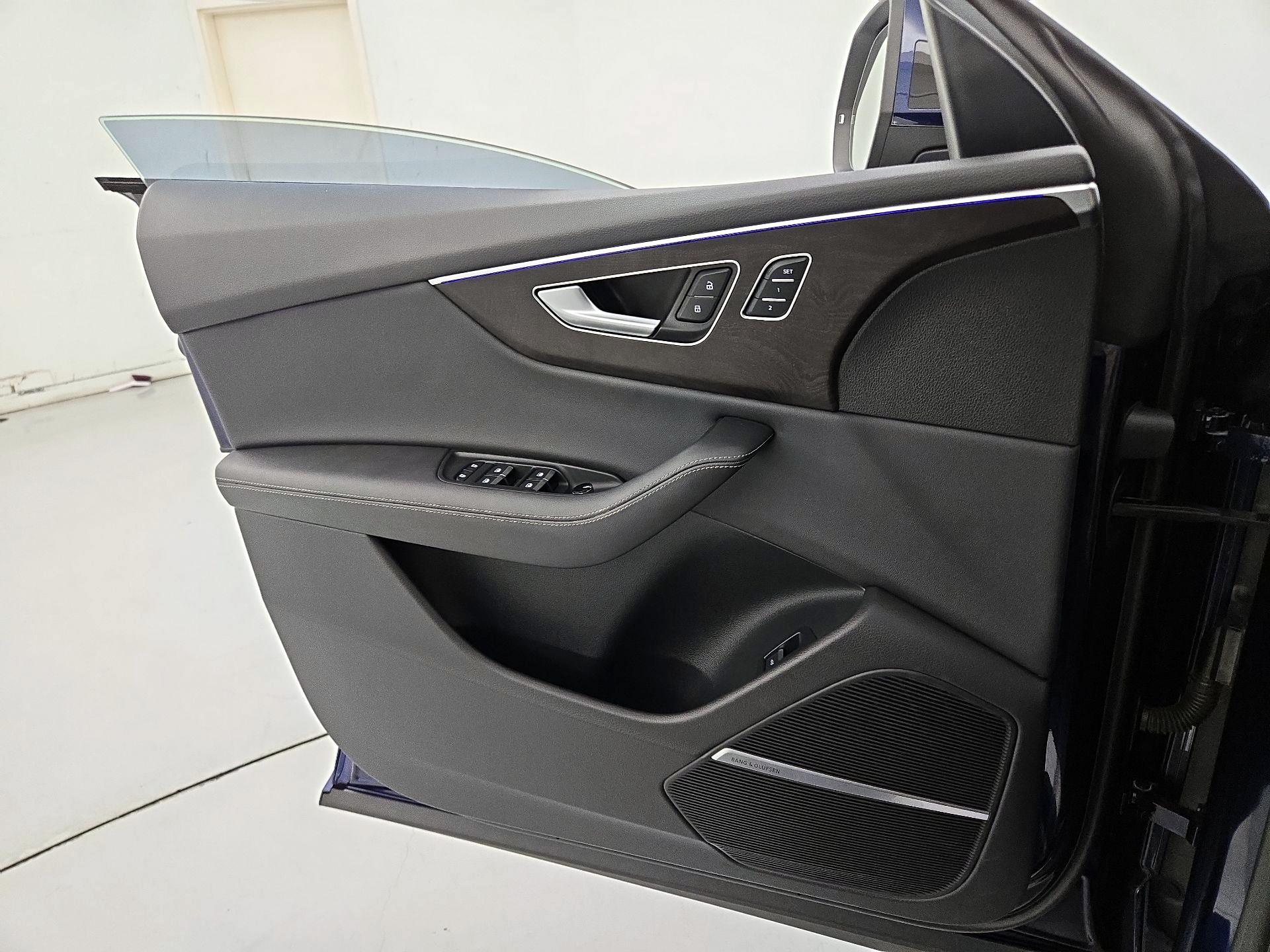 Thumbnail: 2023 Audi Q8 - 12