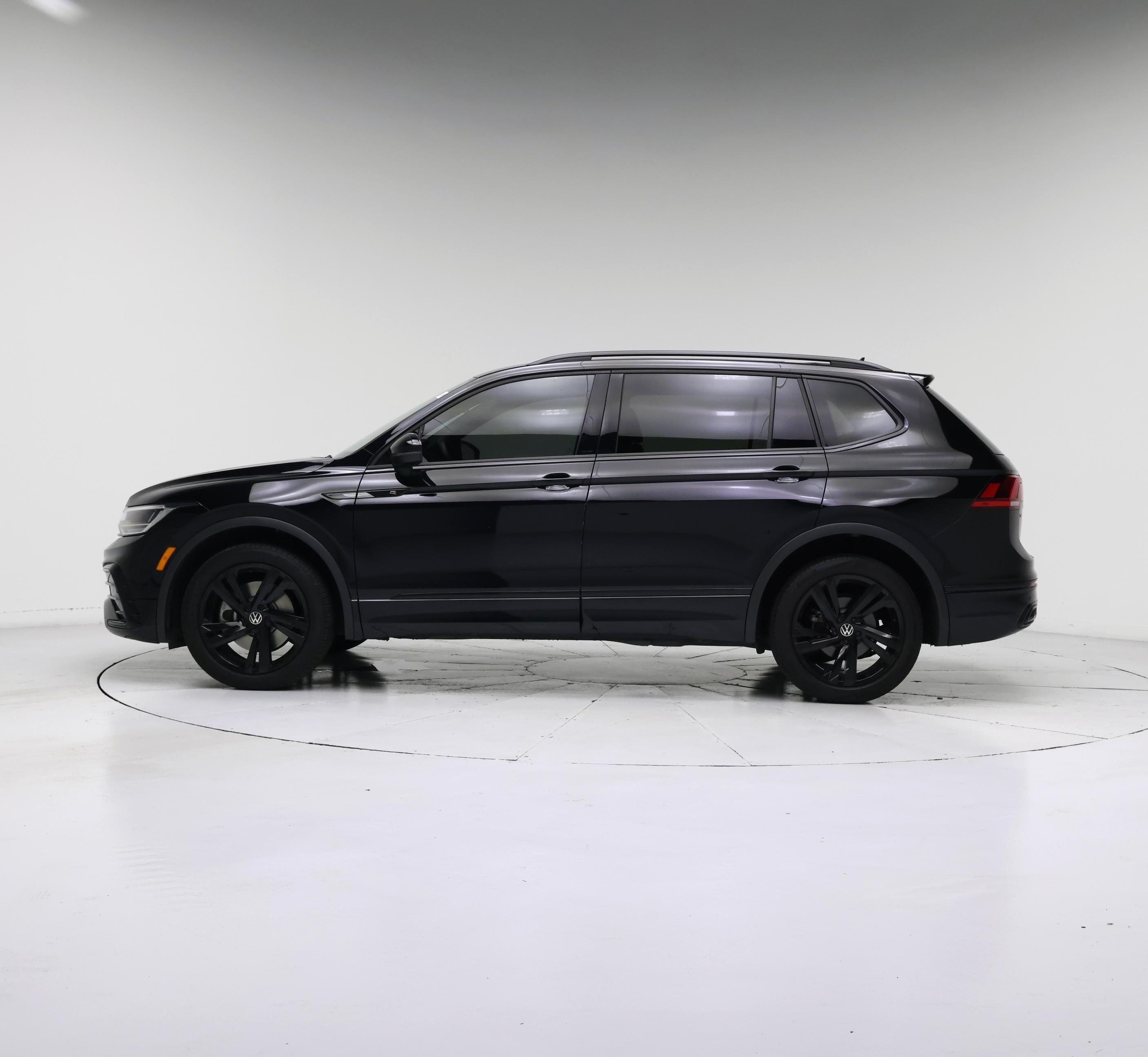 Thumbnail: 2023 Volkswagen Tiguan - 3