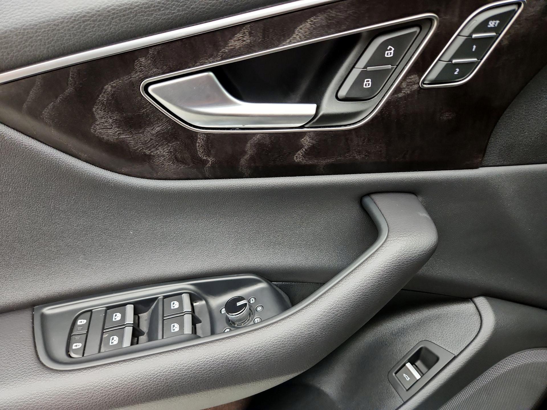 Thumbnail: 2023 Audi Q8 - 12