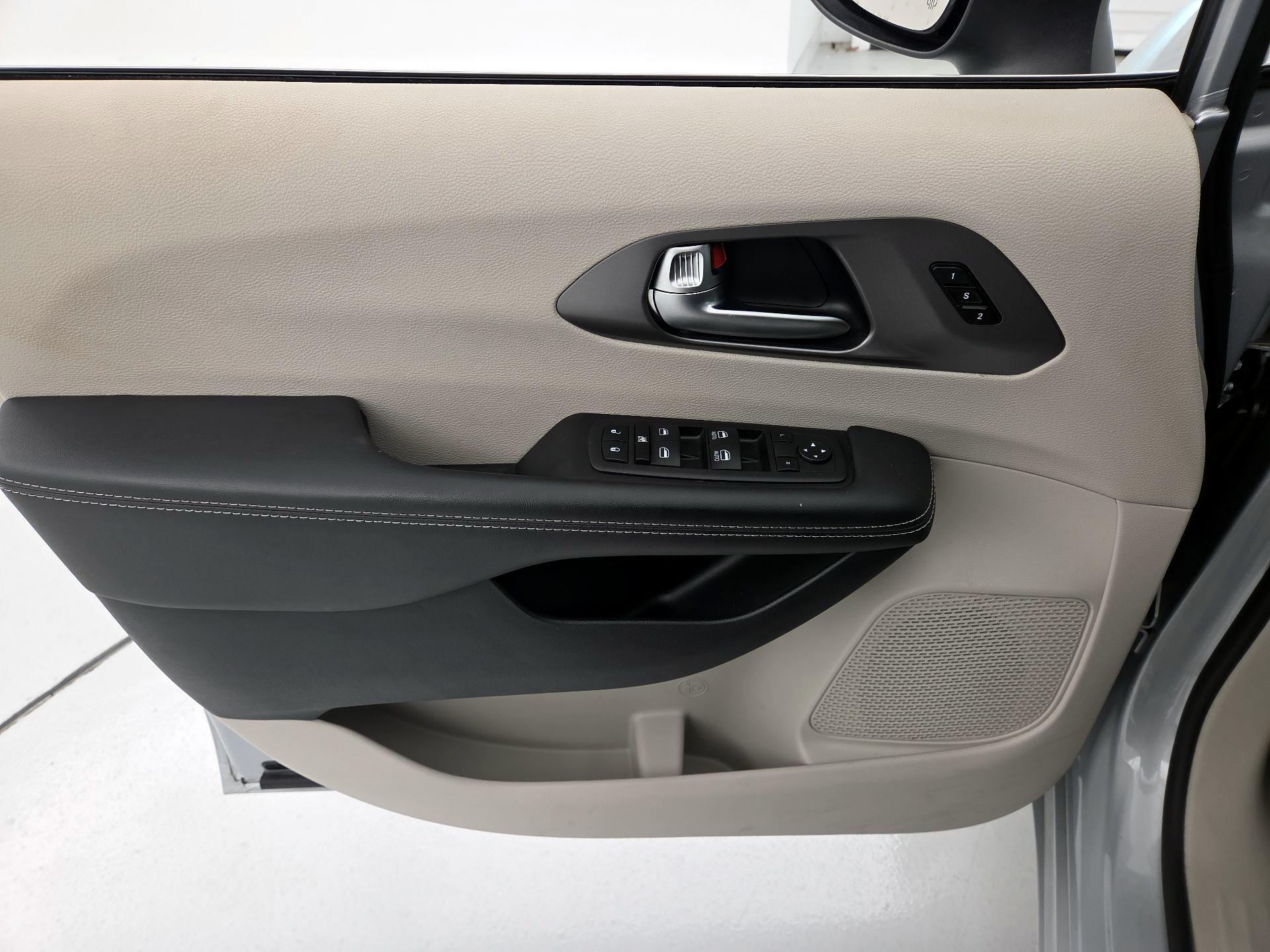 Thumbnail: 2023 Chrysler Pacifica - 12