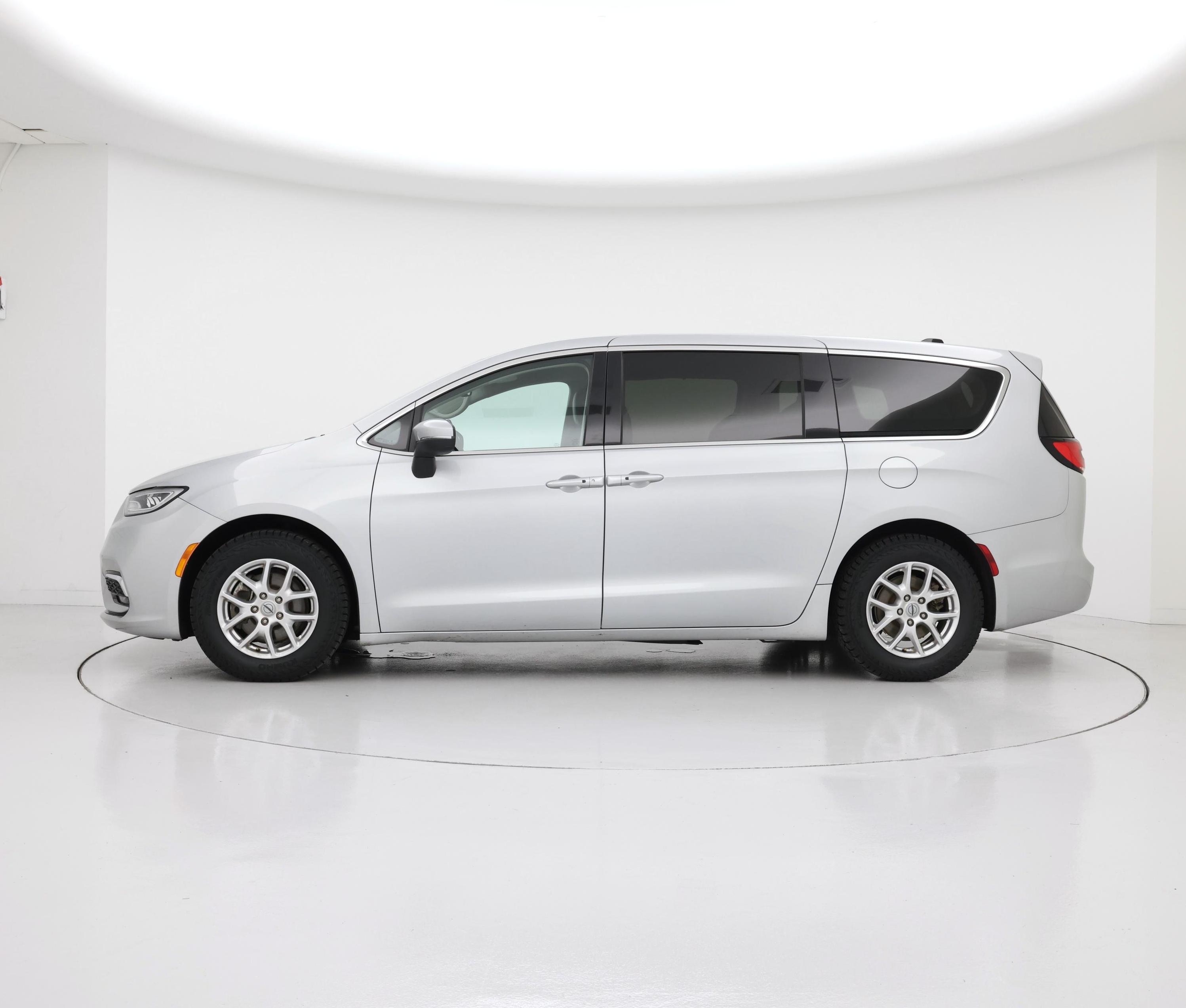 Thumbnail: 2023 Chrysler Pacifica - 3