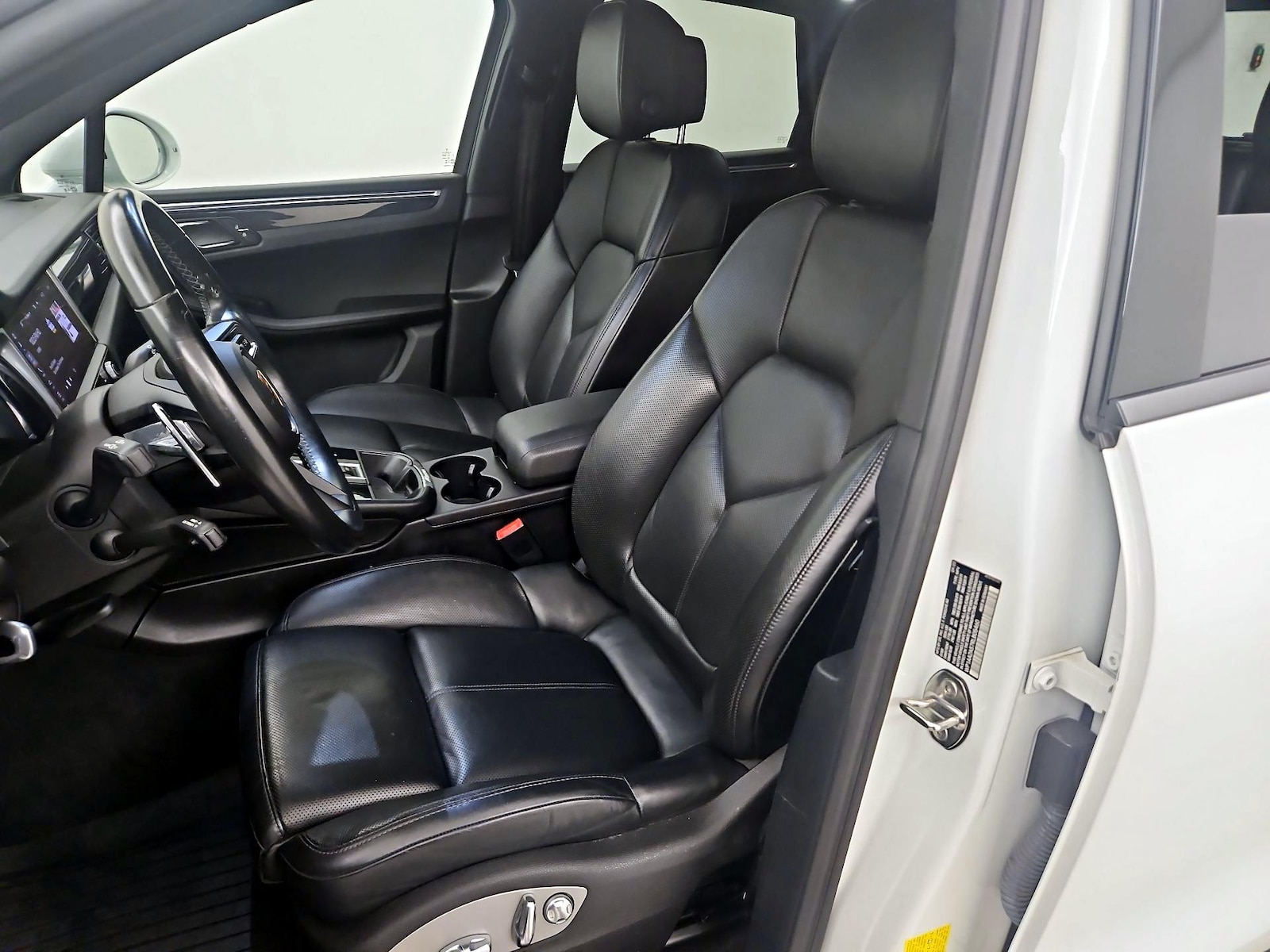 2024 Porsche Macan T - Photo 12