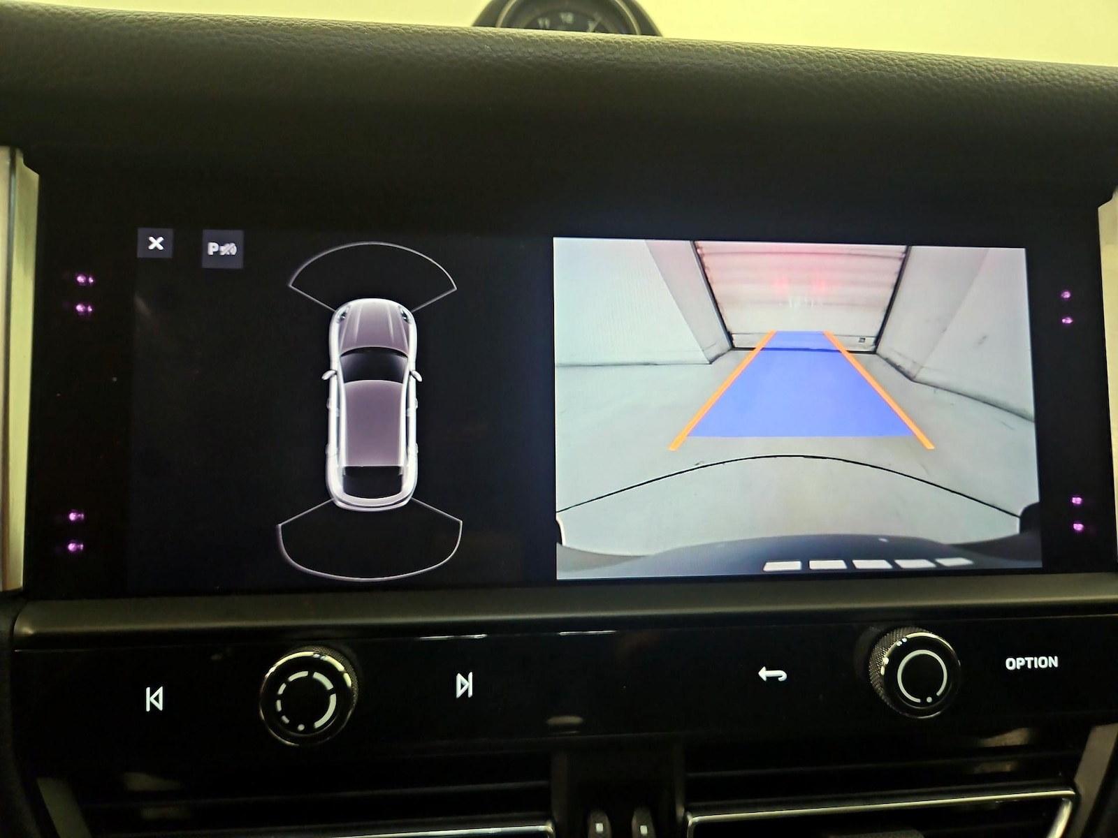2024 Porsche Macan T - Photo 16